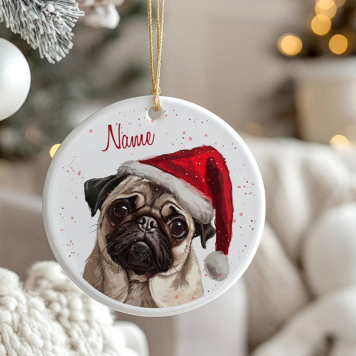 Weihnachtlicher Pug mit rotem Hut und personalisierbarem Namen.
