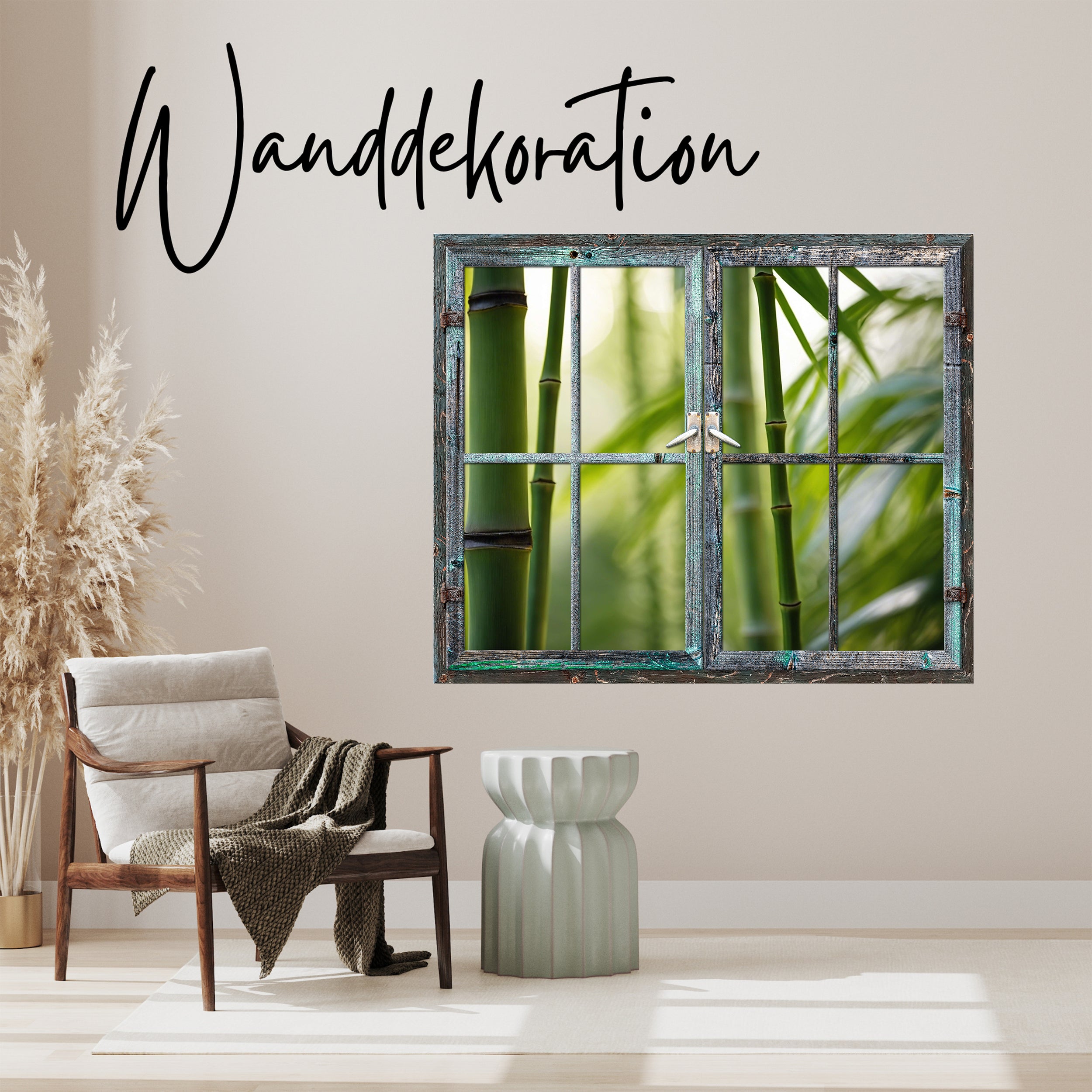 Fensterdekoration mit grünem Bambus und rustikalem Rahmen.