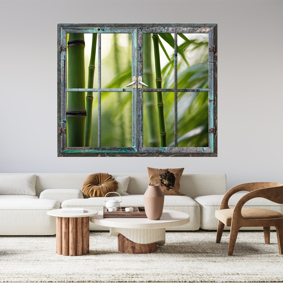 Holzfenster mit grünen Bambusstangen und unscharfem Hintergrund.