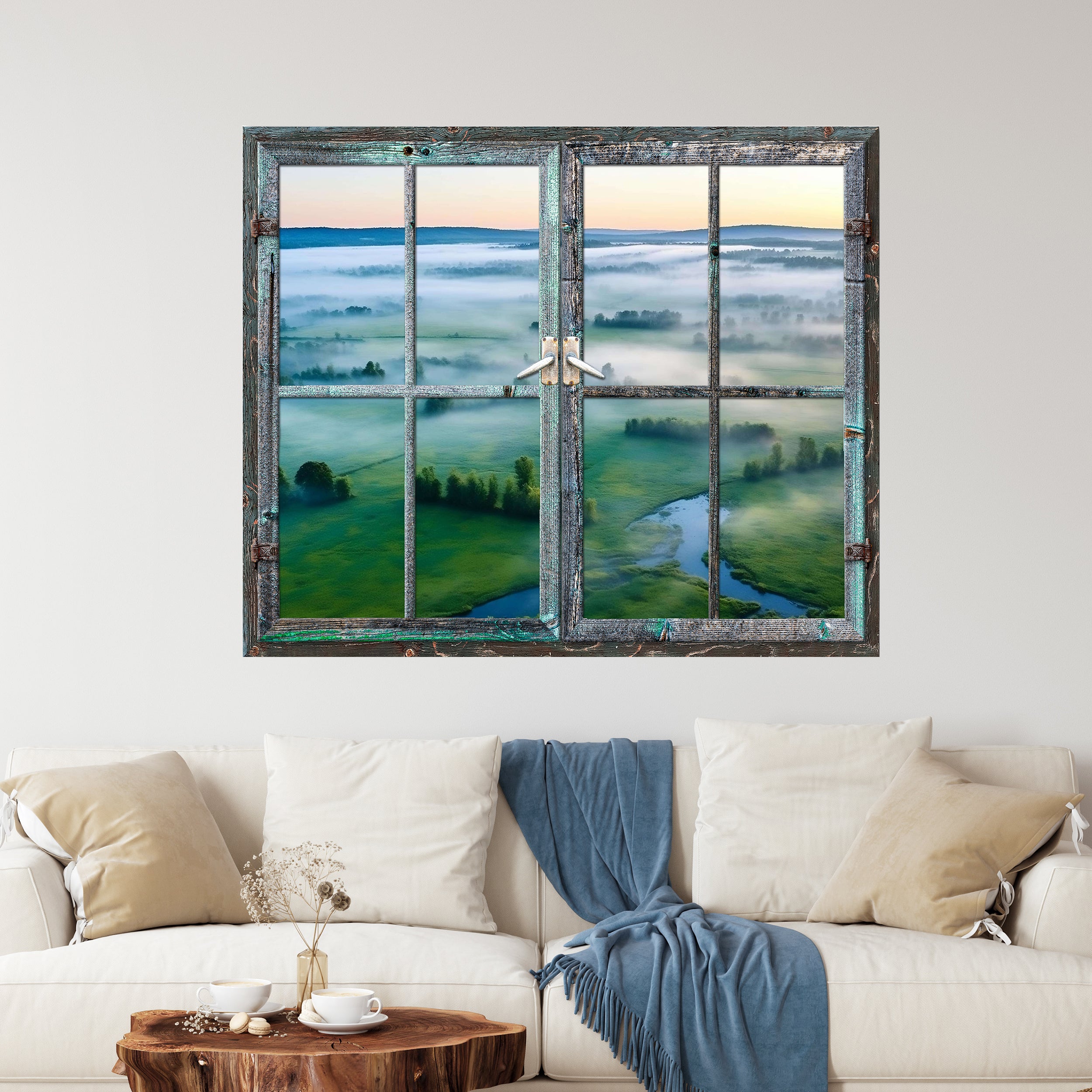 Fensterrahmen mit Blick auf neblige grüne Landschaft.