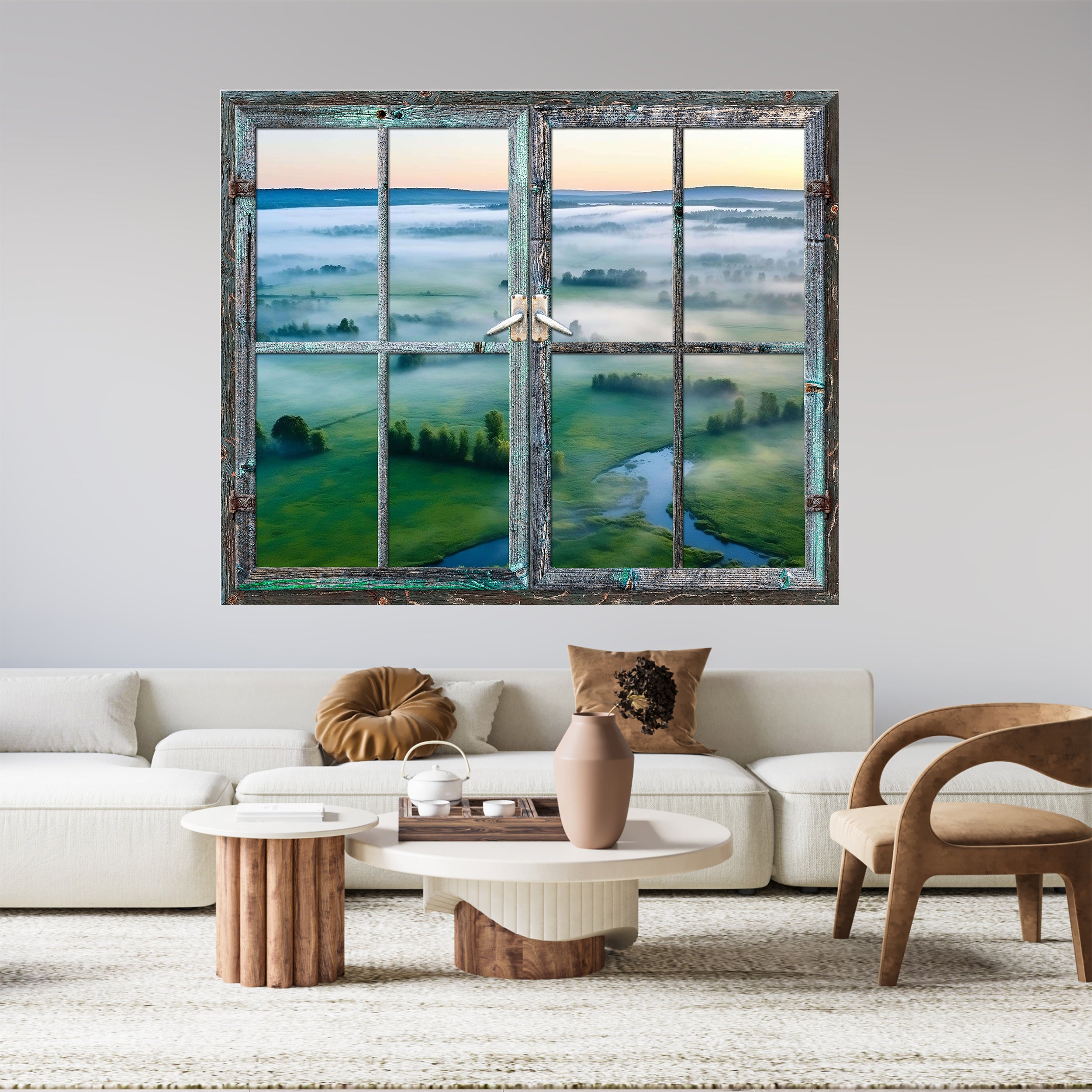 Fenster mit Aussicht auf neblige grüne Landschaft.
