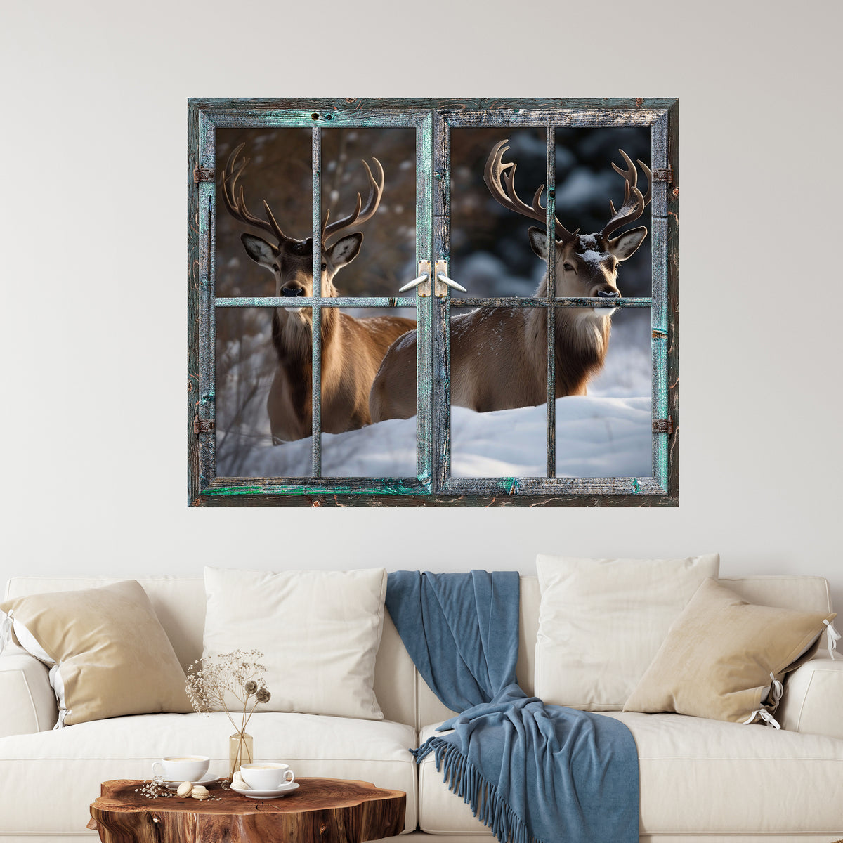 Zwei Rehe hinter einem Fensterrahmen im Schnee.