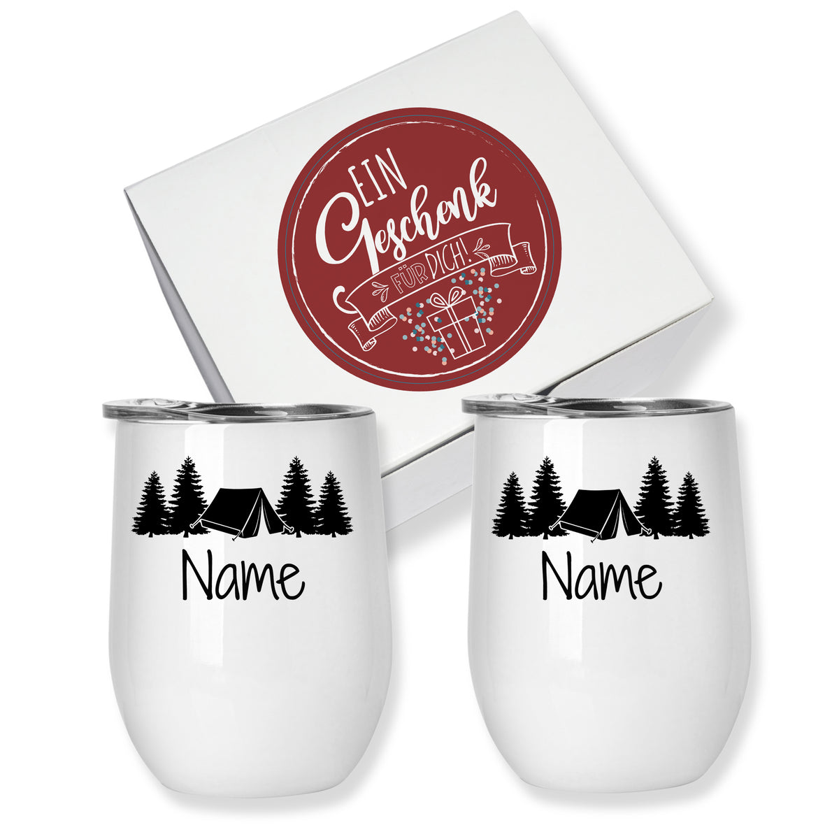 Zwei weiße Tassen mit Campingmotiv und personalisierbarem Namen.