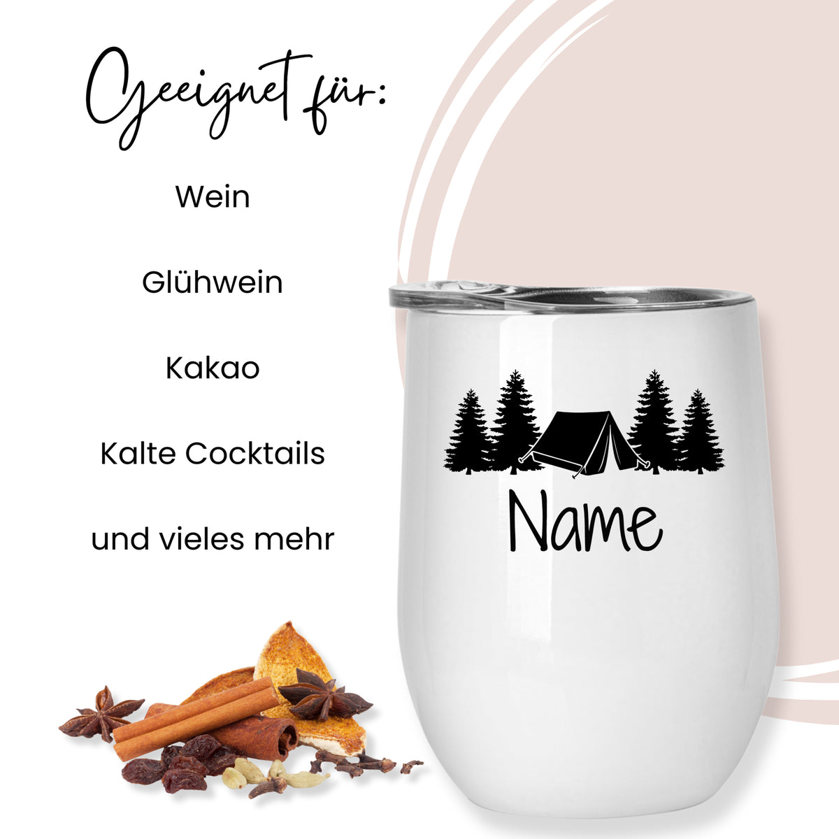 Weißer Becher mit Campingmotiv und personalisierbarem Namen.