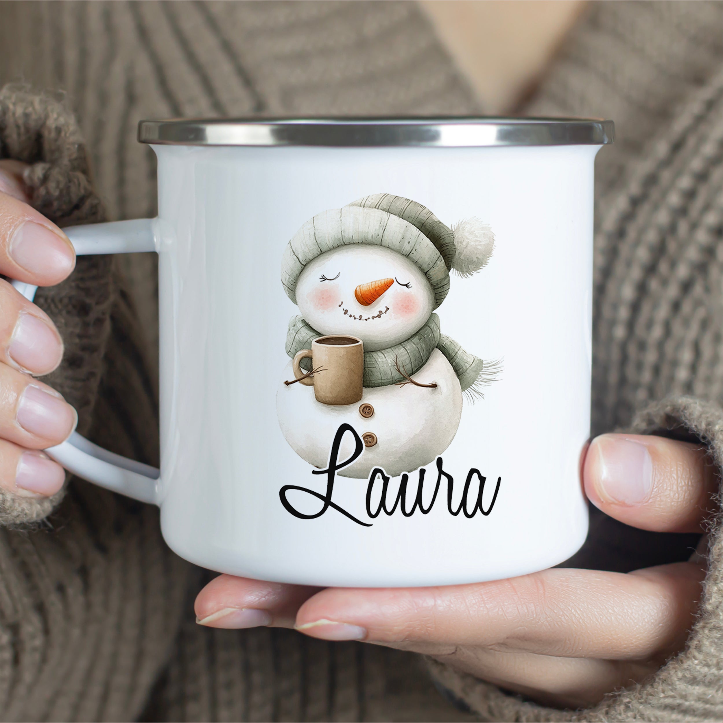 Weißer Becher mit Schneemann und personalisiertem Namen Laura.