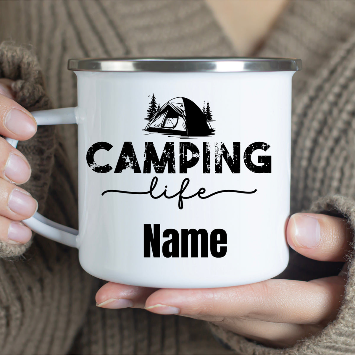 Weißer Campingbecher mit schwarzem Aufdruck und personalisierbarem Namen.