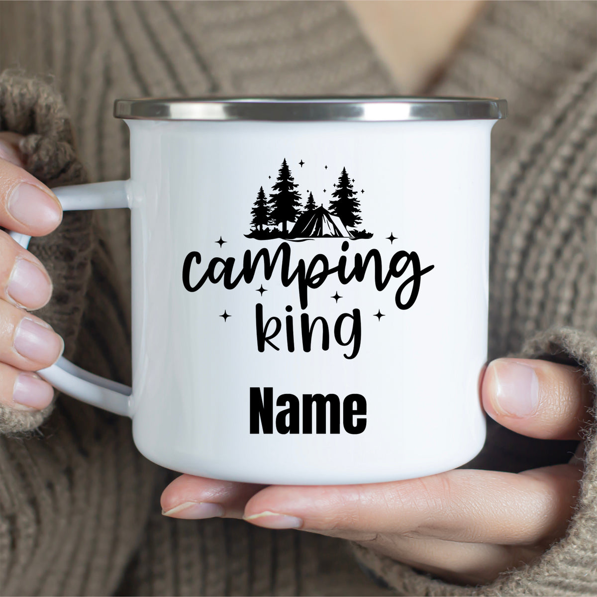 Weißer Campingbecher mit schwarzem Schriftzug und personalisierbarem Namen.