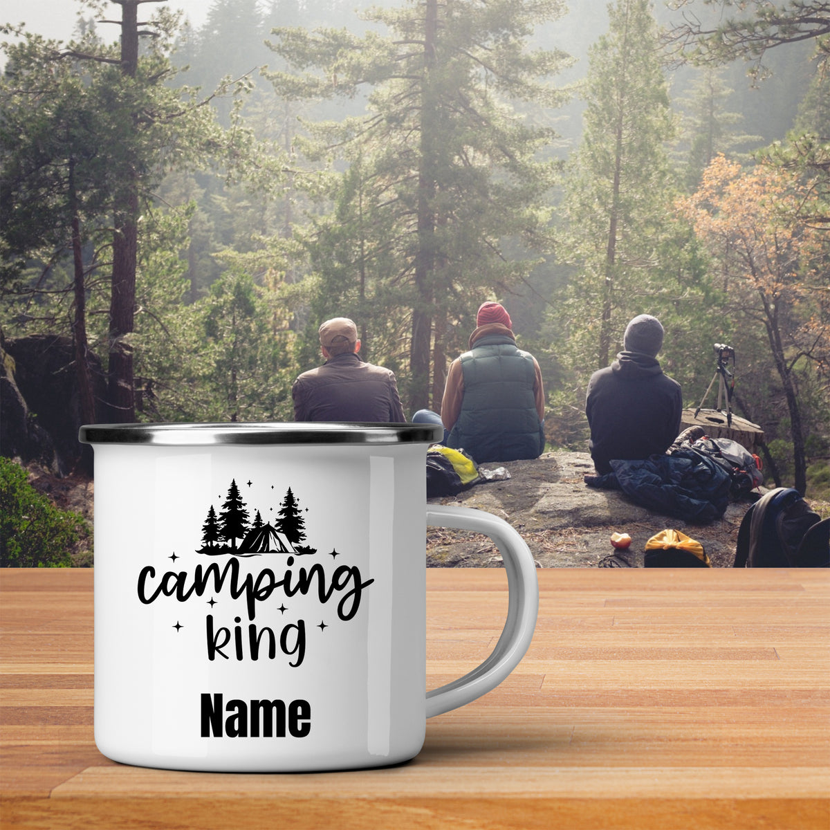 Weißer Campingbecher mit schwarzem Druck "Camping King" und Platz für Namen.