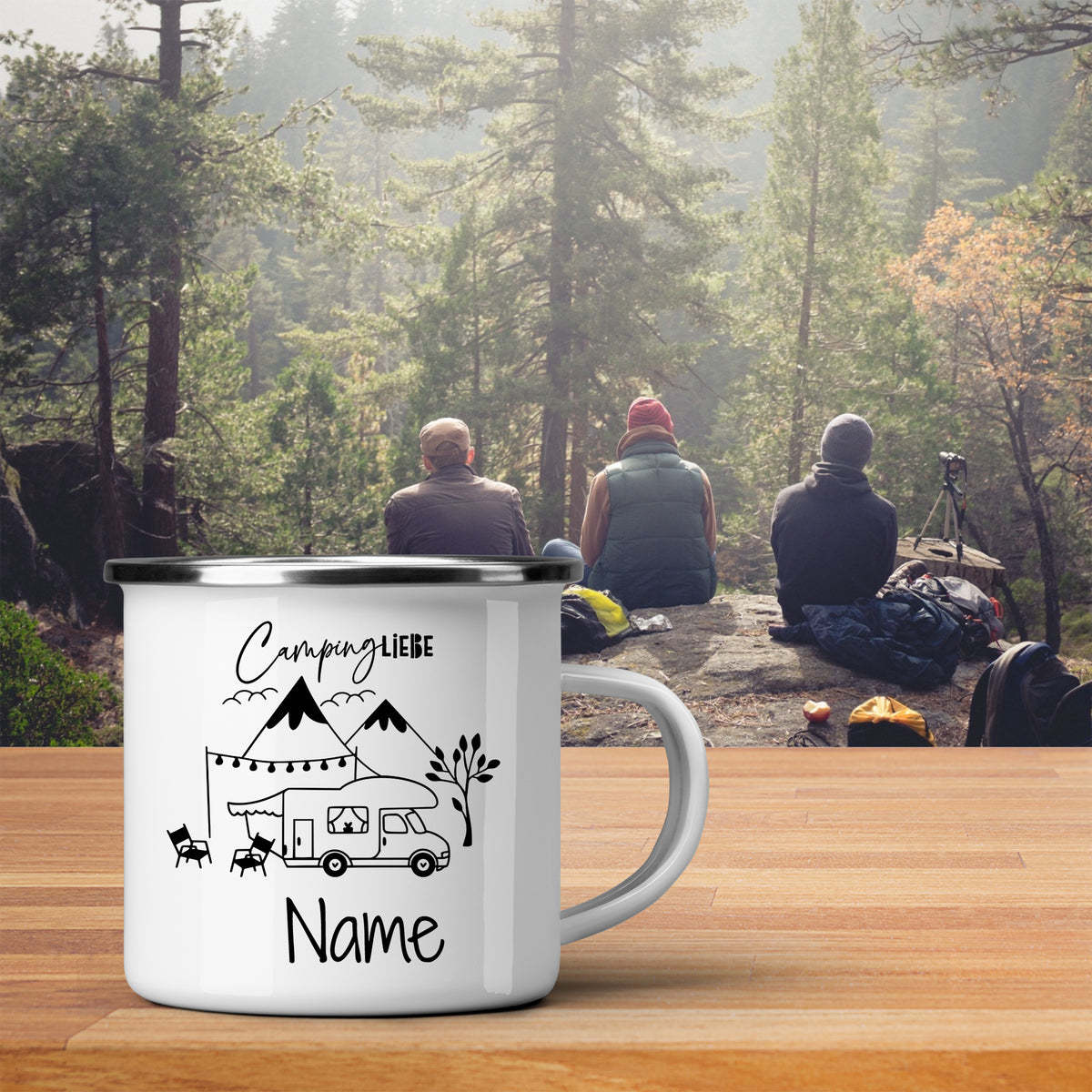 Weißer Emaillebecher mit Campingmotiv und personalisiertem Namen.