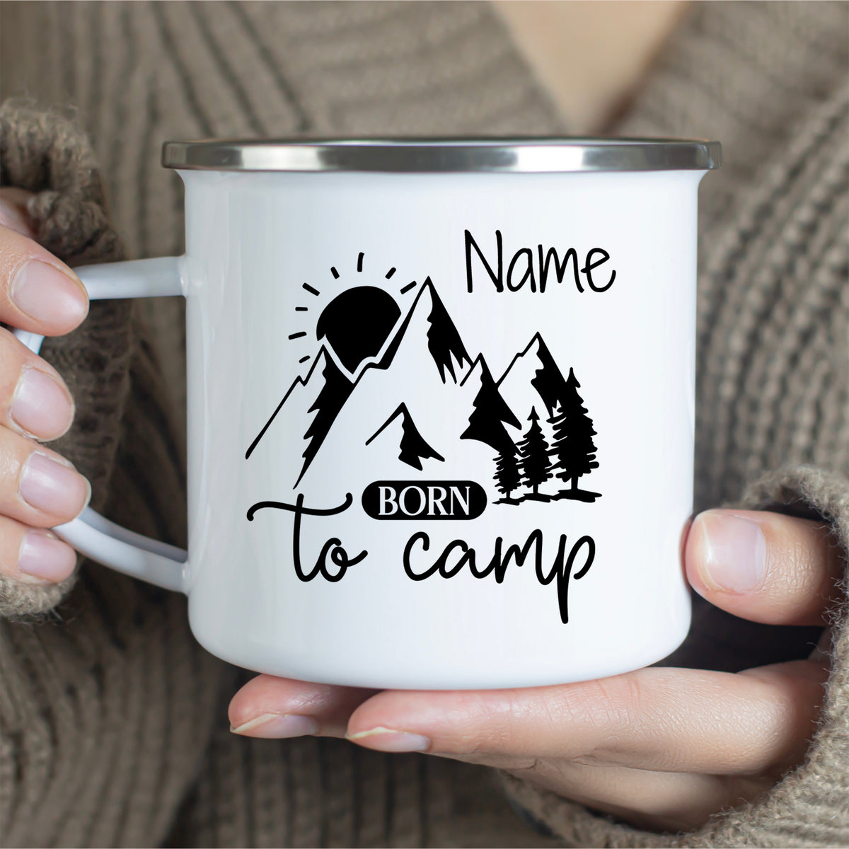 Weißer Campingbecher mit Bergmotiv und personalisierbarem Namen.