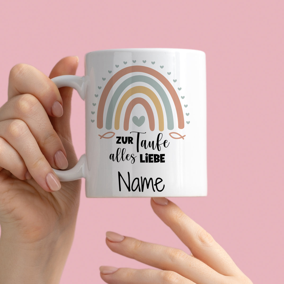 Weißer Becher mit Regenbogen und personalisierbarem Text.