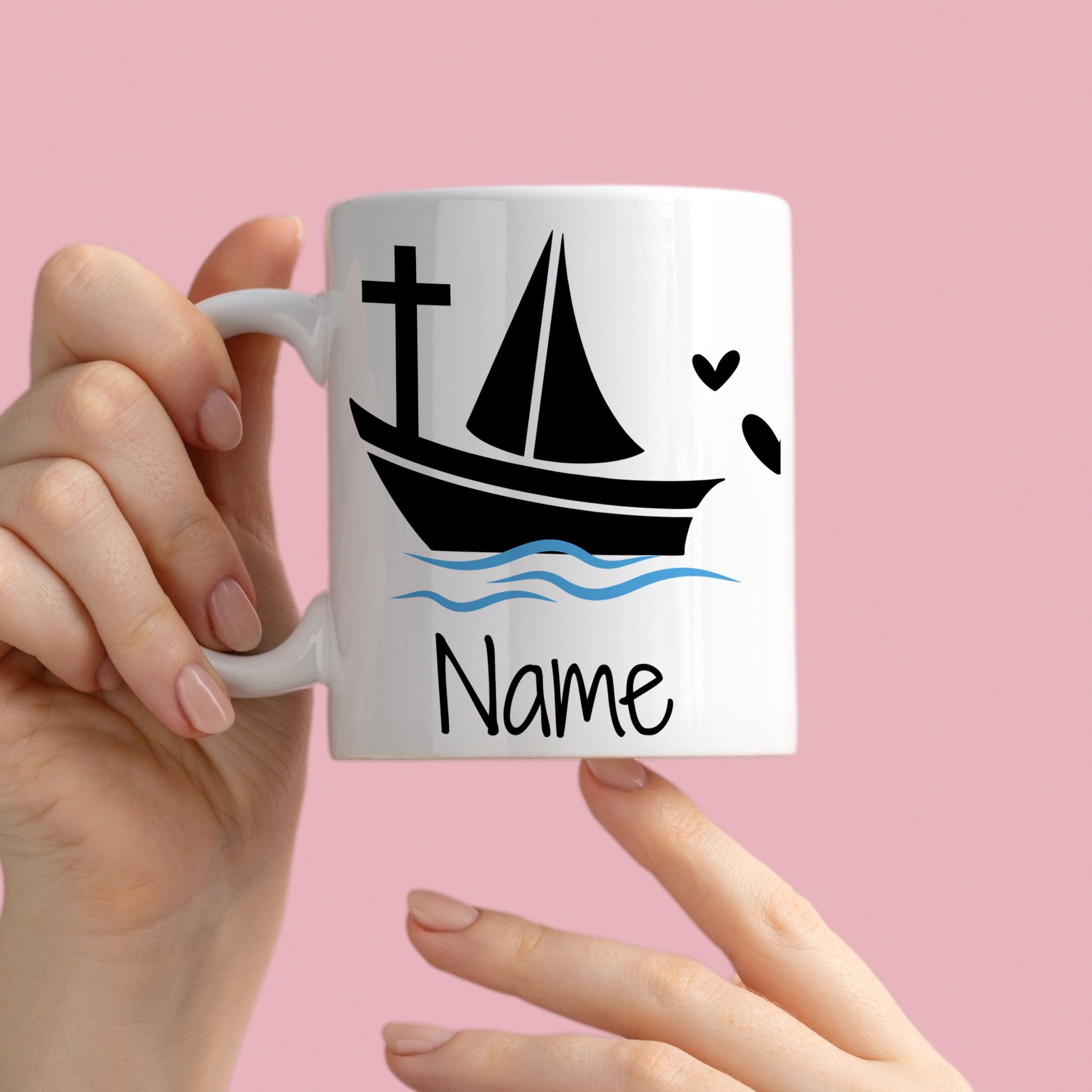 Weißer Becher mit Segelboot, Kreuz und Herzchen.