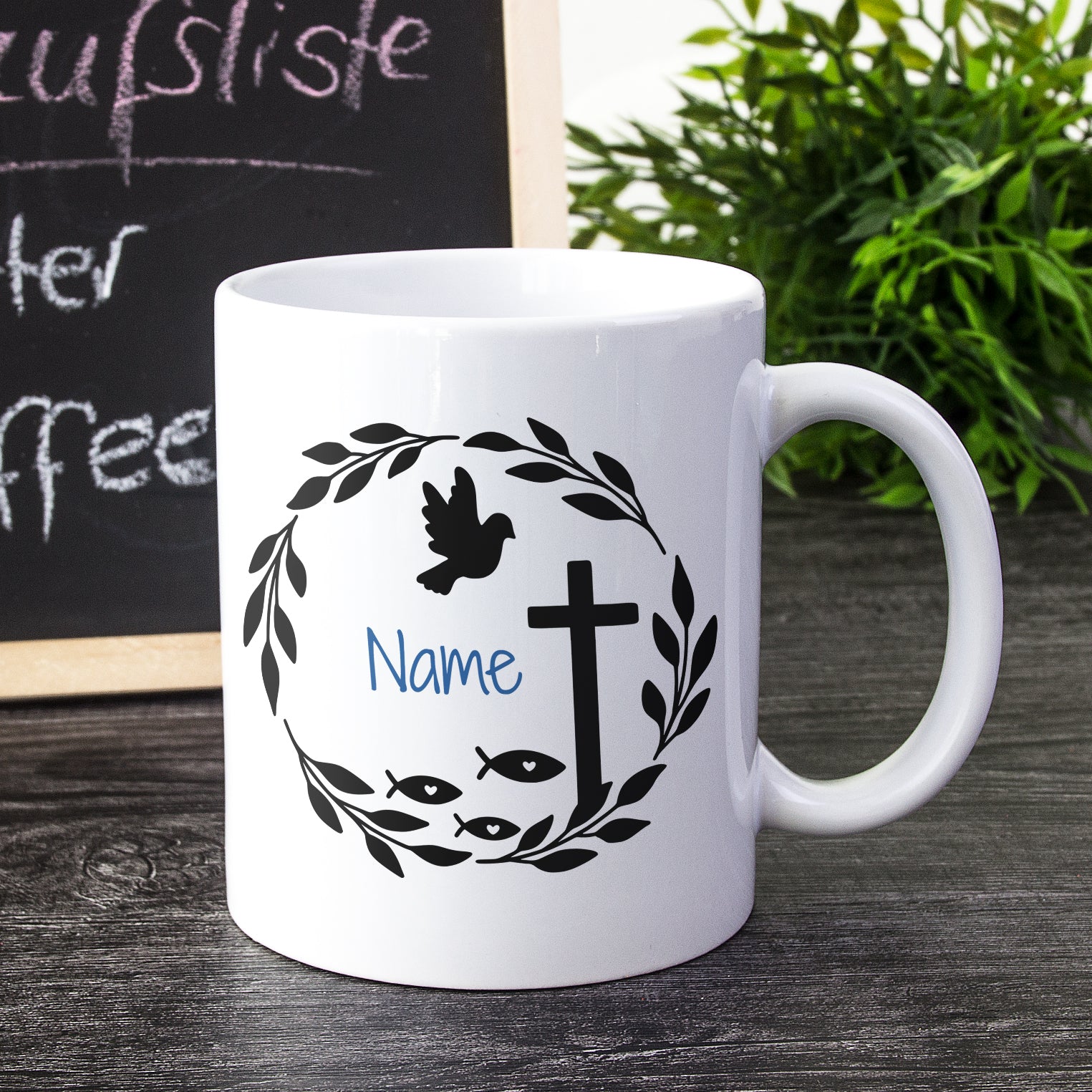 Weißer Becher mit Kreuz, Fischen und Taube, personalisierbar.