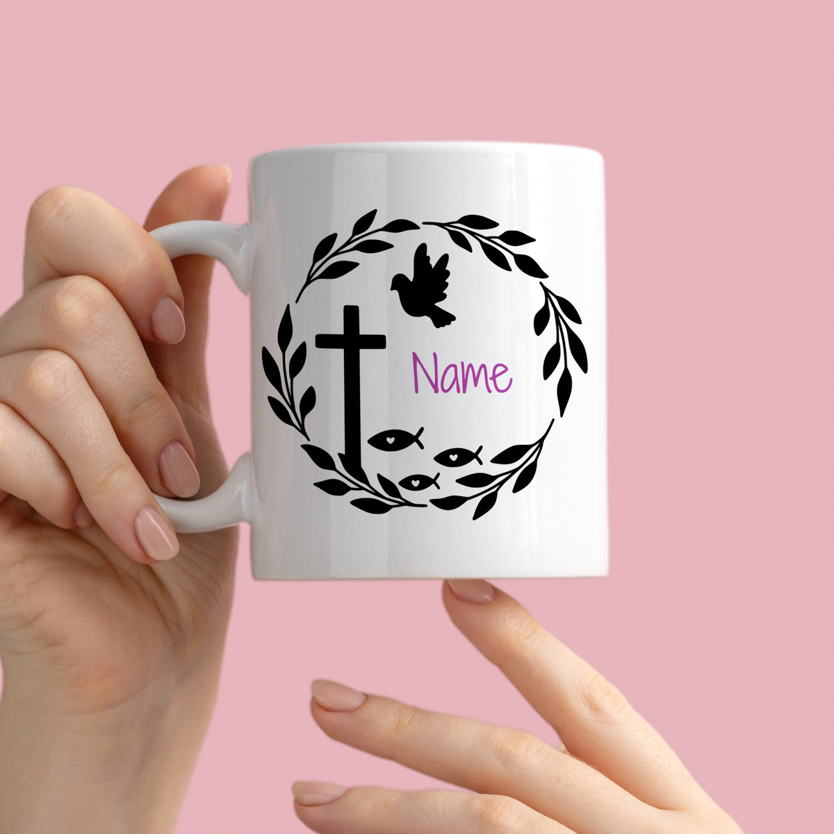 Weißer Becher mit Kreuz, Fischsymbol und personalisiertem Namen.