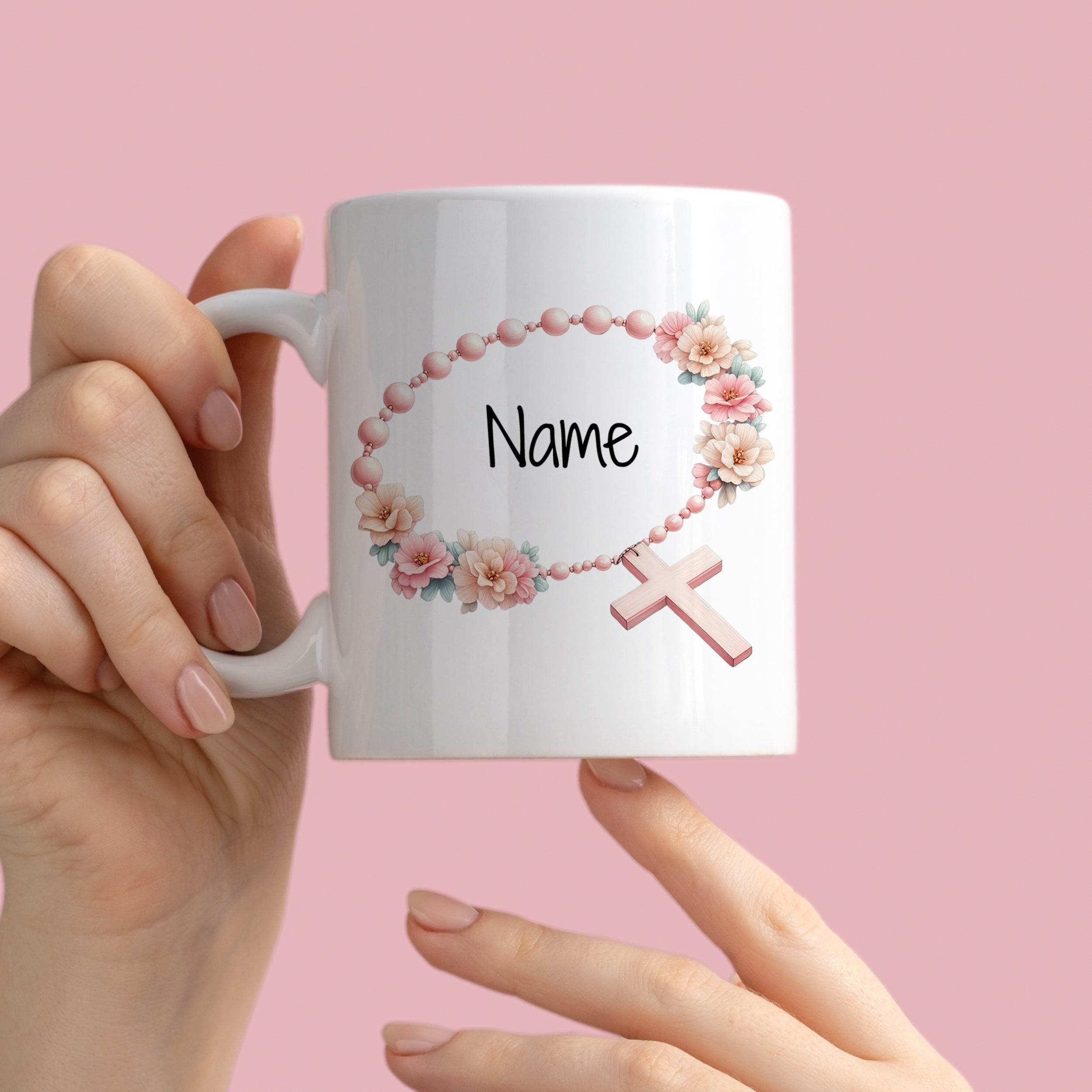 Weißer Becher mit rosa Blumen und Kreuz, personalisiert.