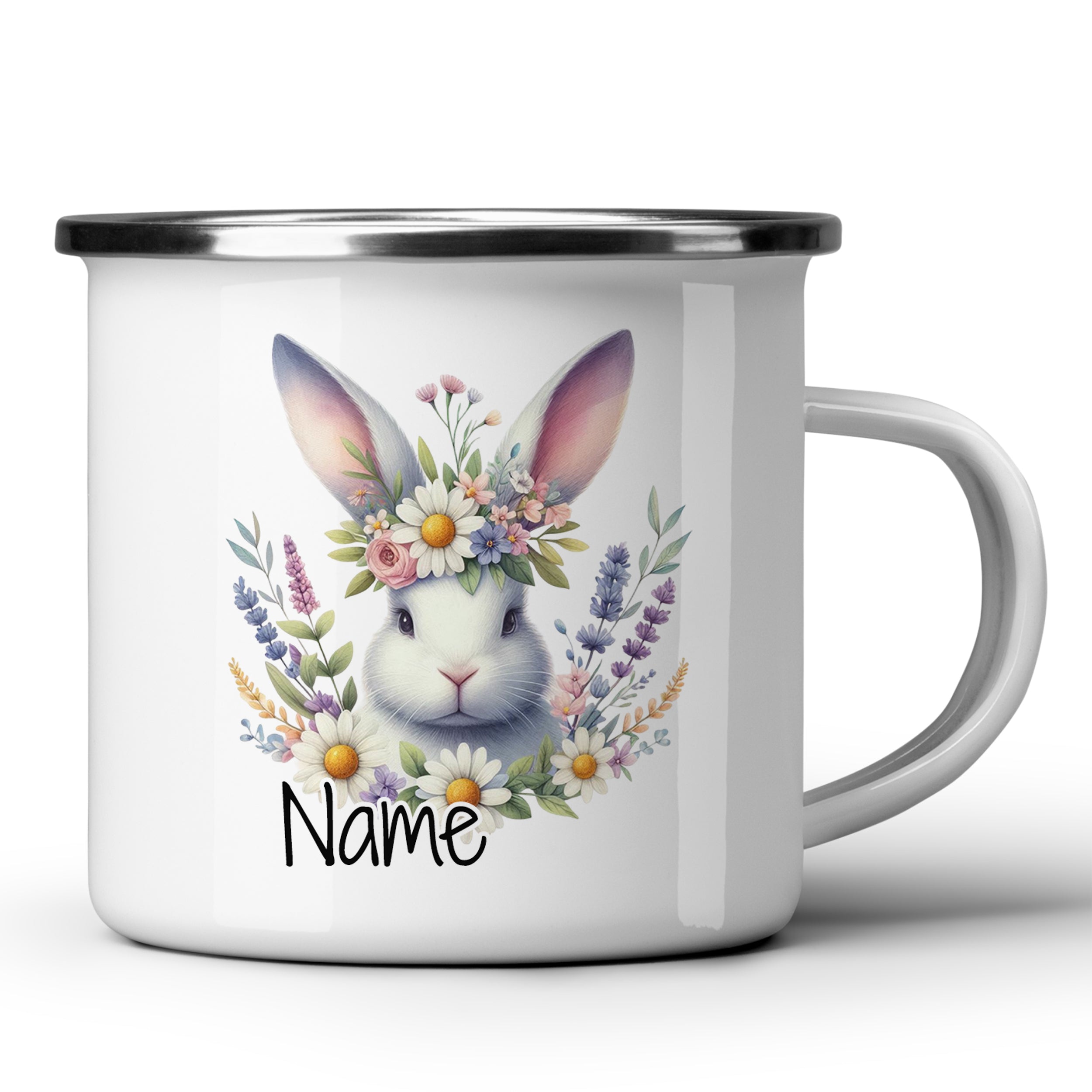 Weißer Emaillebecher mit Hasenmotiv und Blumenkranz.