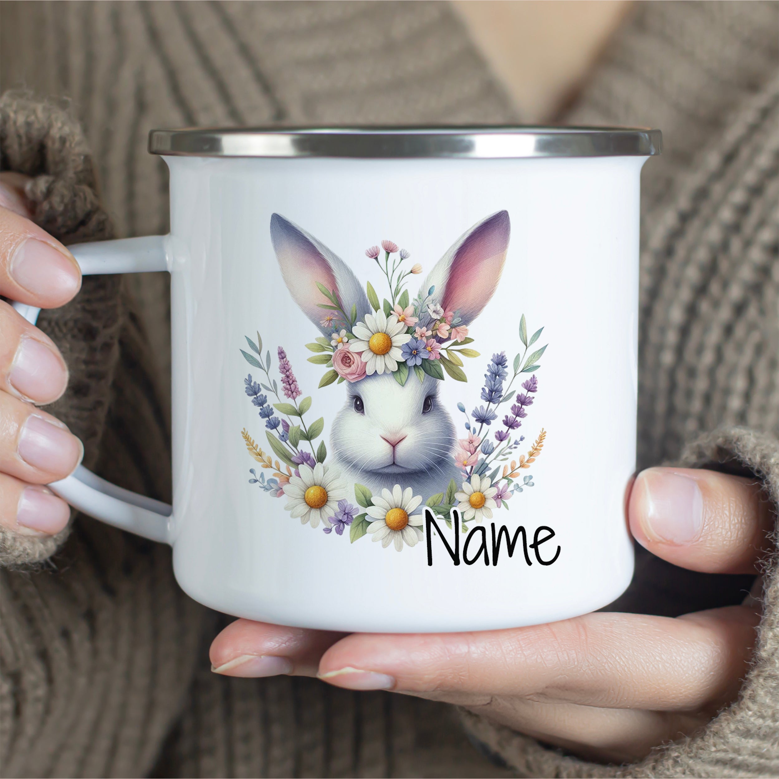 Weißer Emaille-Becher mit Kaninchen und Blumenmotiv.