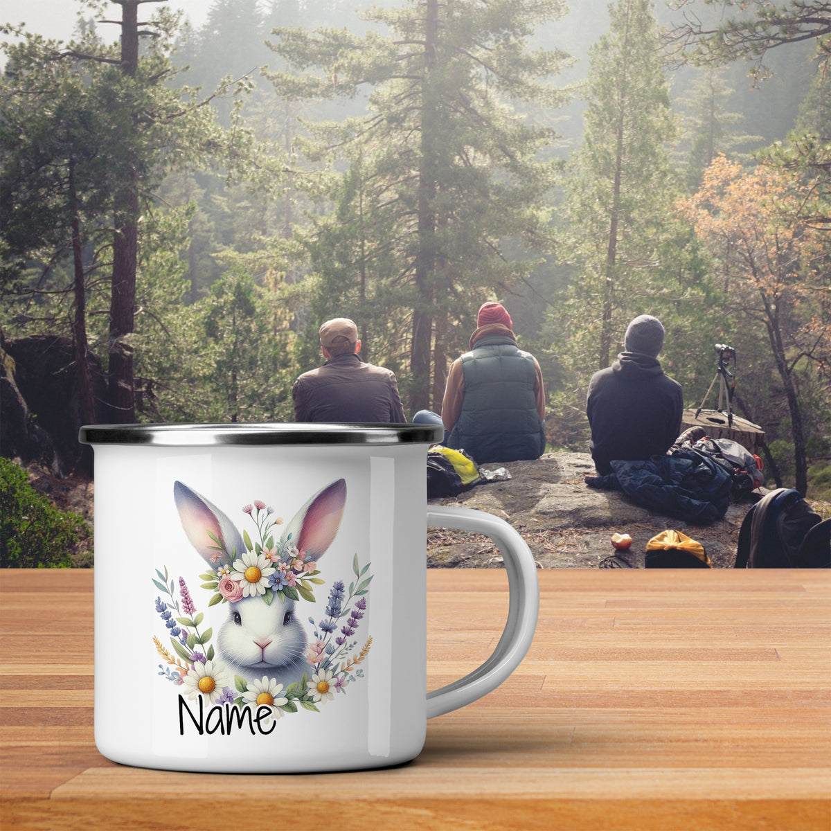 Weißer Emaille-Becher mit buntem Hasen-Motiv und Namen.