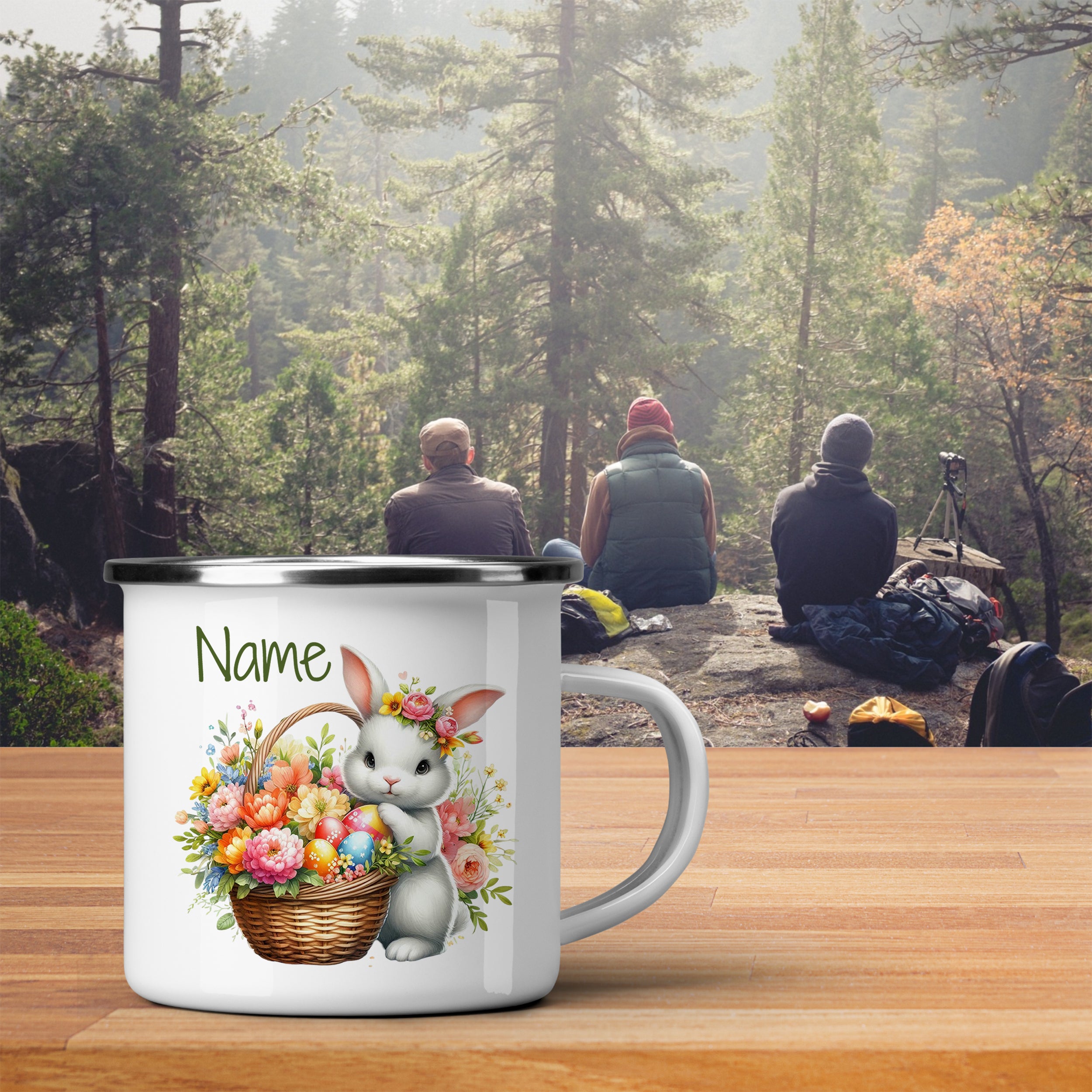 Weißer Emaillebecher mit buntem Hasen und Blumenmotiv.