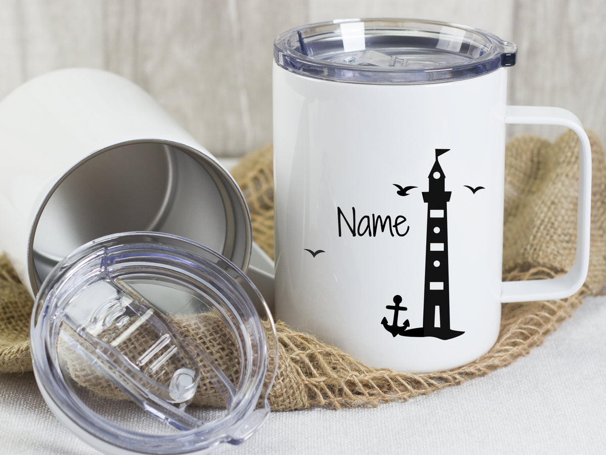 Weißer Becher mit Leuchtturm-Motiv und personalisierbarem Namen.