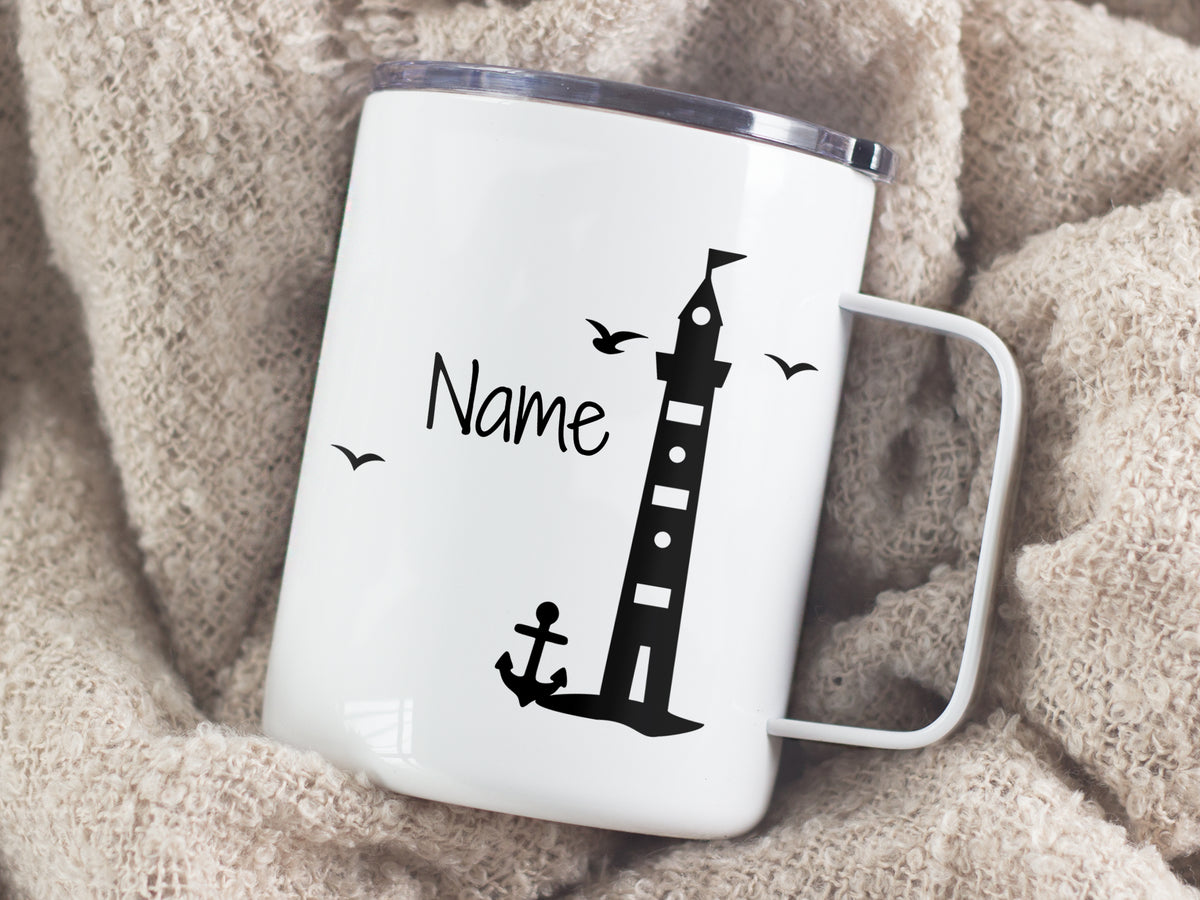Weißer Becher mit Leuchtturm und personalisierbarem Namen.