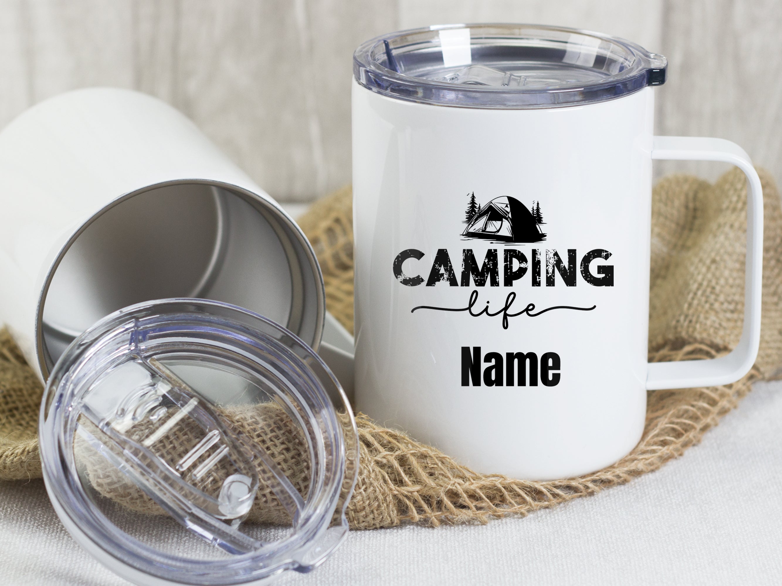 Weißer Campingbecher mit schwarzem Aufdruck "CAMPING life" und personalisierbarem Namen.