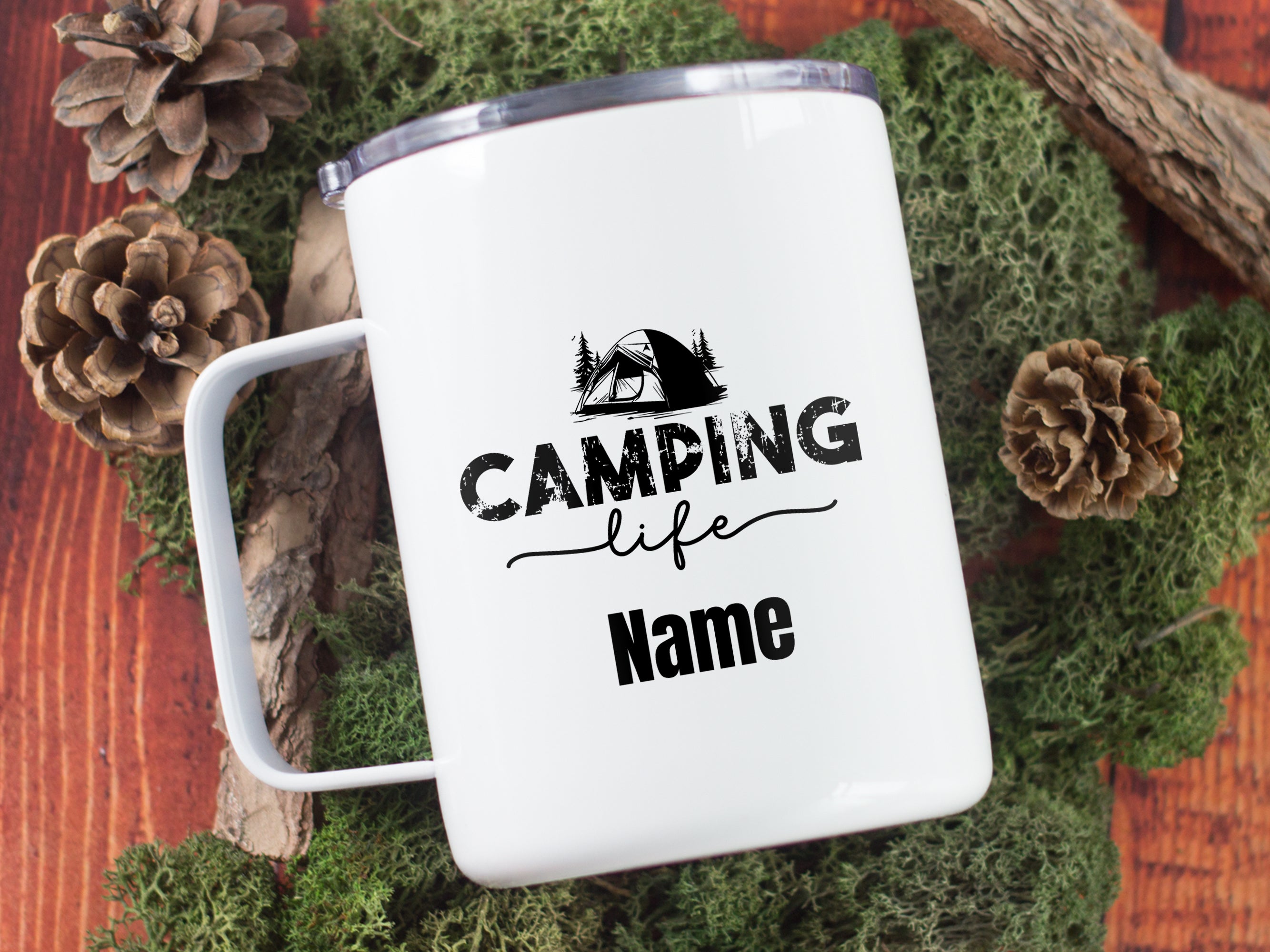 Weißer Campingbecher mit schwarzem Aufdruck "CAMPING life" und Platz für Namen.