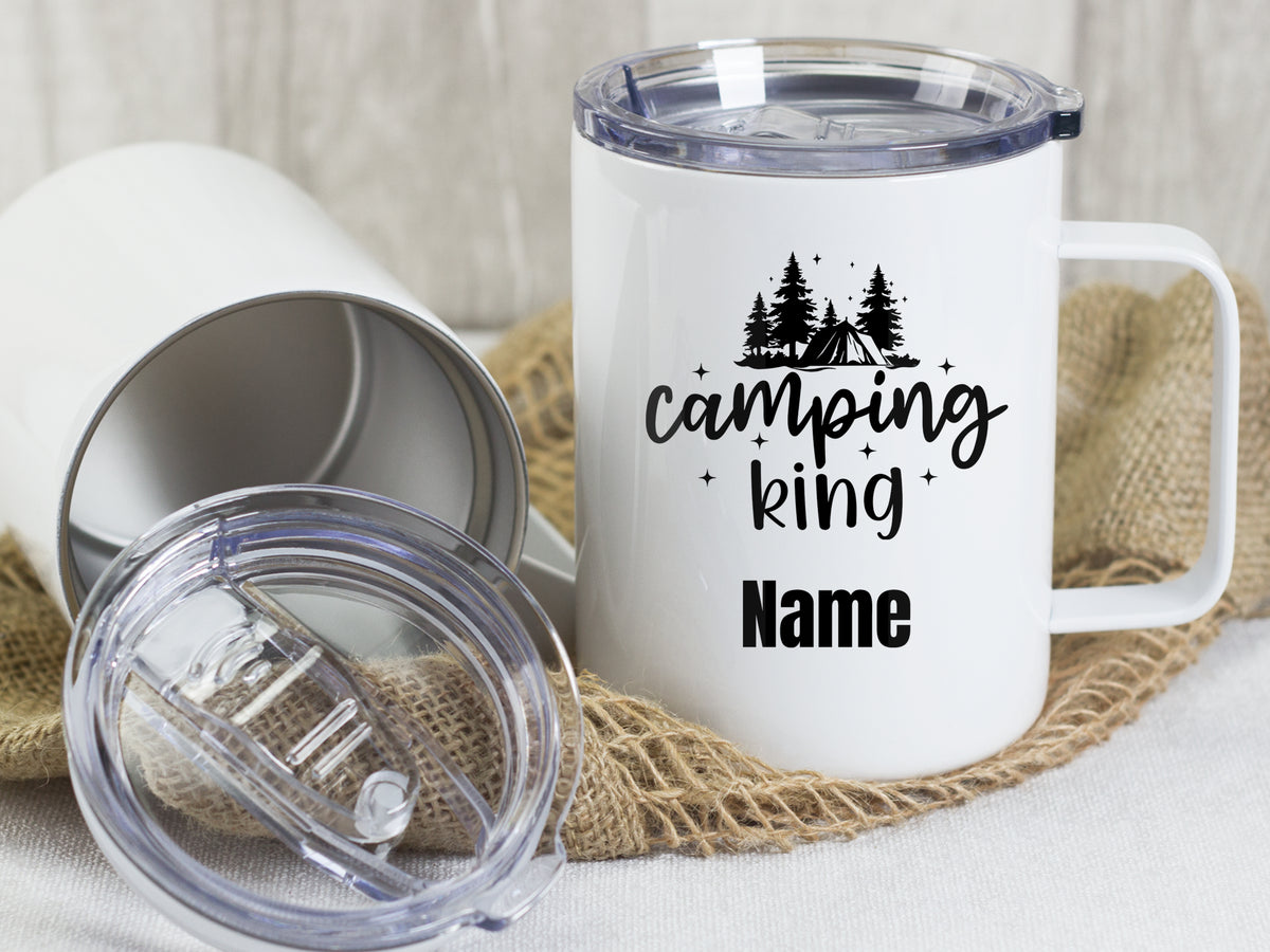 Weißer Campingbecher mit Deckel, Aufschrift „Camping King“.