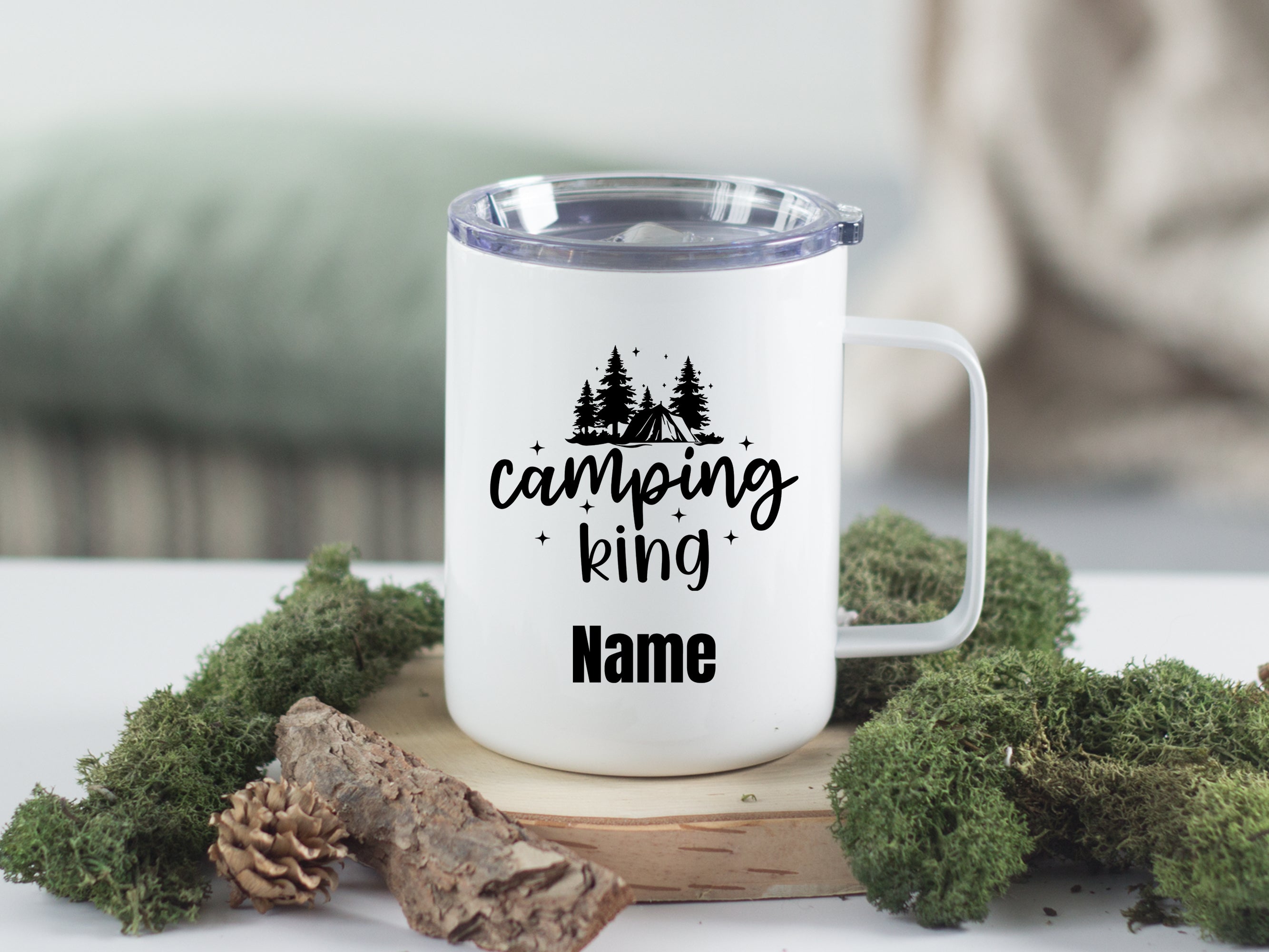 Weißer Campingbecher mit schwarzem Aufdruck "Camping King".