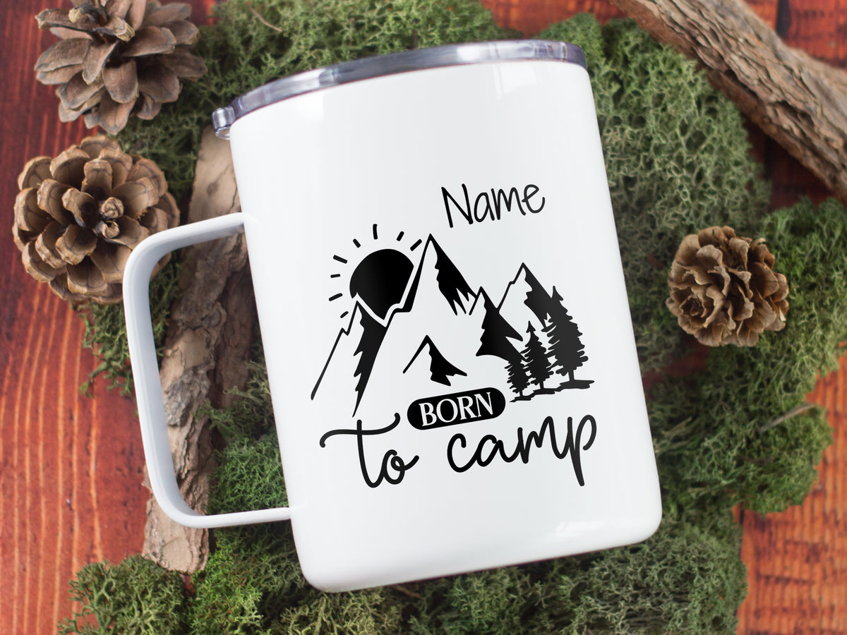 Weißer Campingbecher mit schwarzem Aufdruck, Berge und Wald.