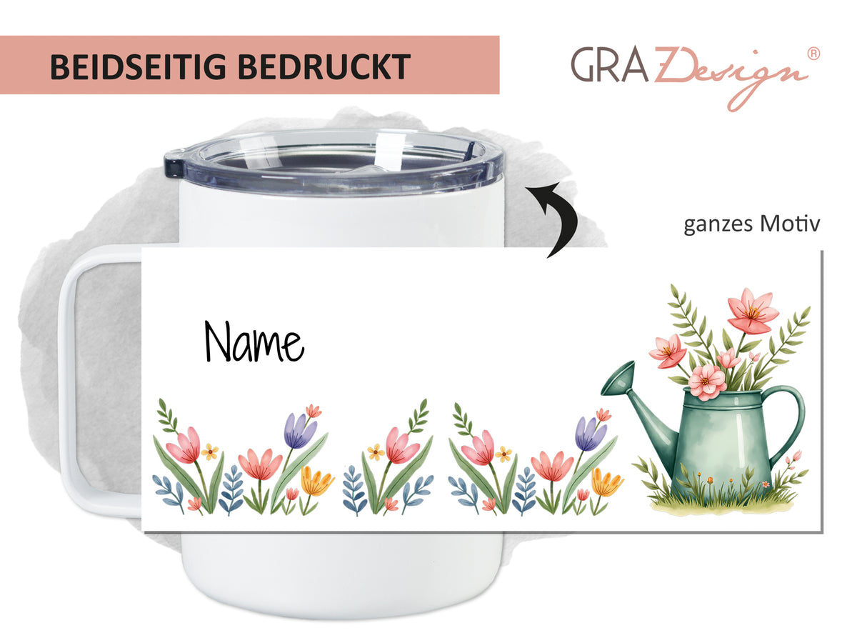 Beidseitig bedruckte Tasse mit floralem Design und Gießkanne.