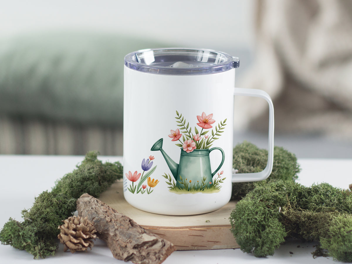 Tasse mit grünem Gießkanne-Motiv und bunten Blumen.
