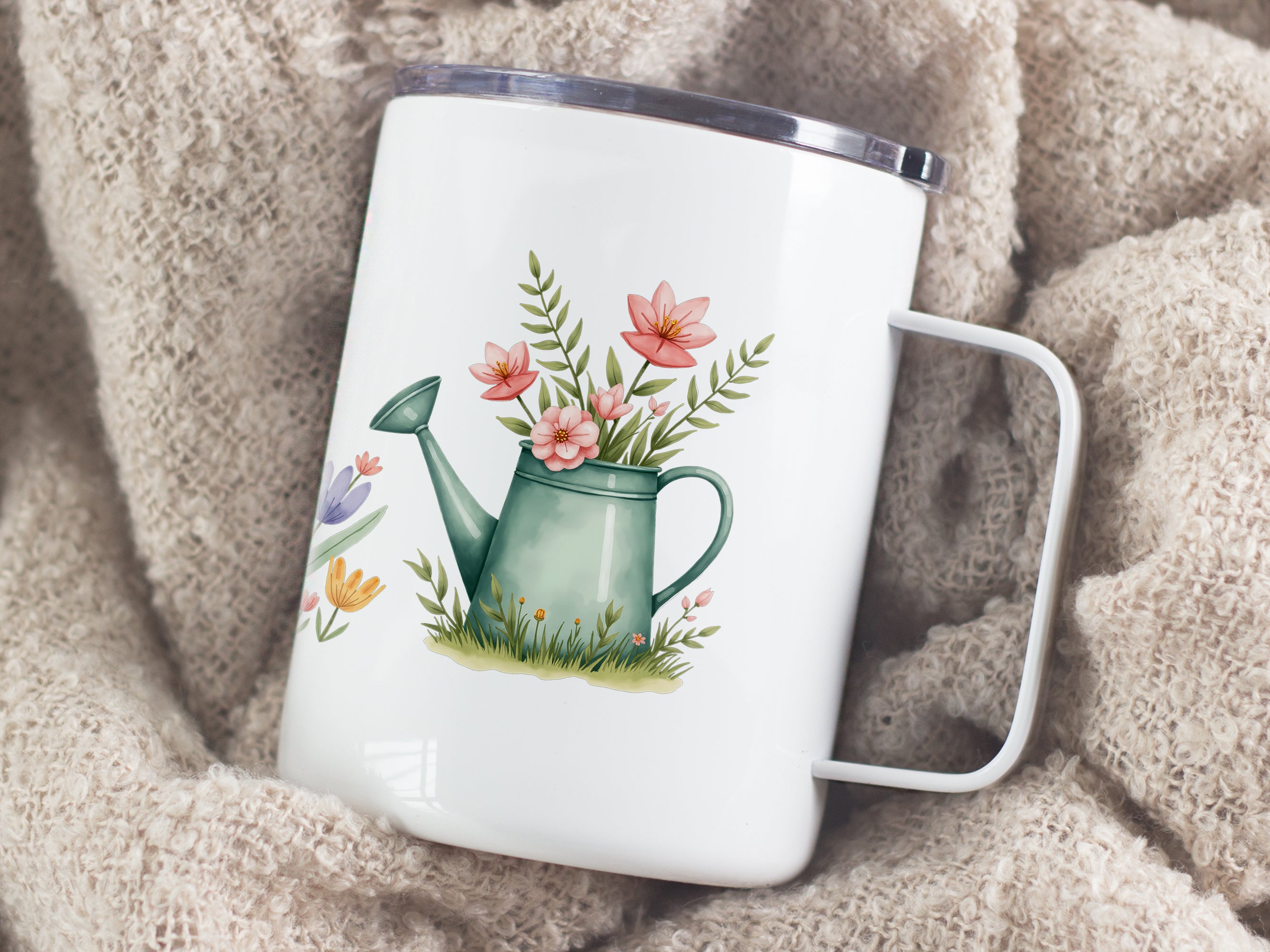 Tasse mit grünem Gießkanne-Motiv und Blumen.