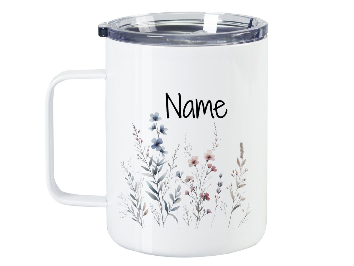 Weißer Becher mit Blumenmotiv und personalisierbarem Namen.