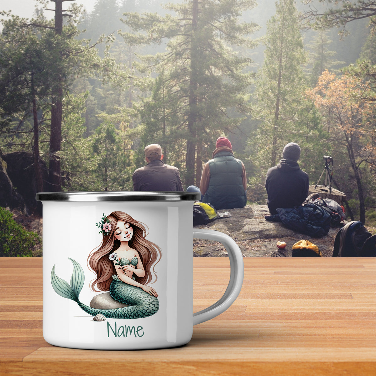 Weißer Emaille-Becher mit Meerjungfrau-Illustration und personalisierbarem Namen.