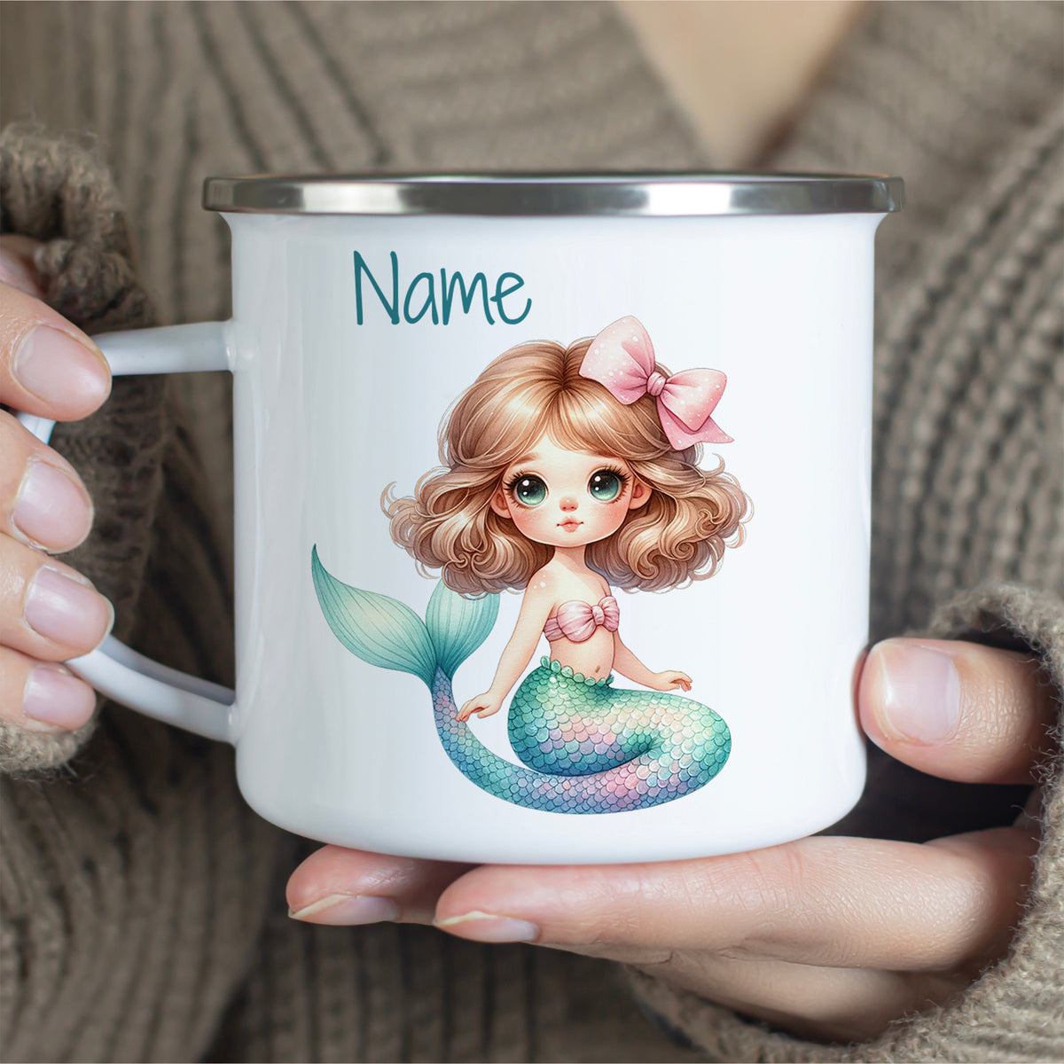 Weißer Becher mit Meerjungfrau-Illustration und personalisierbarem Namen.
