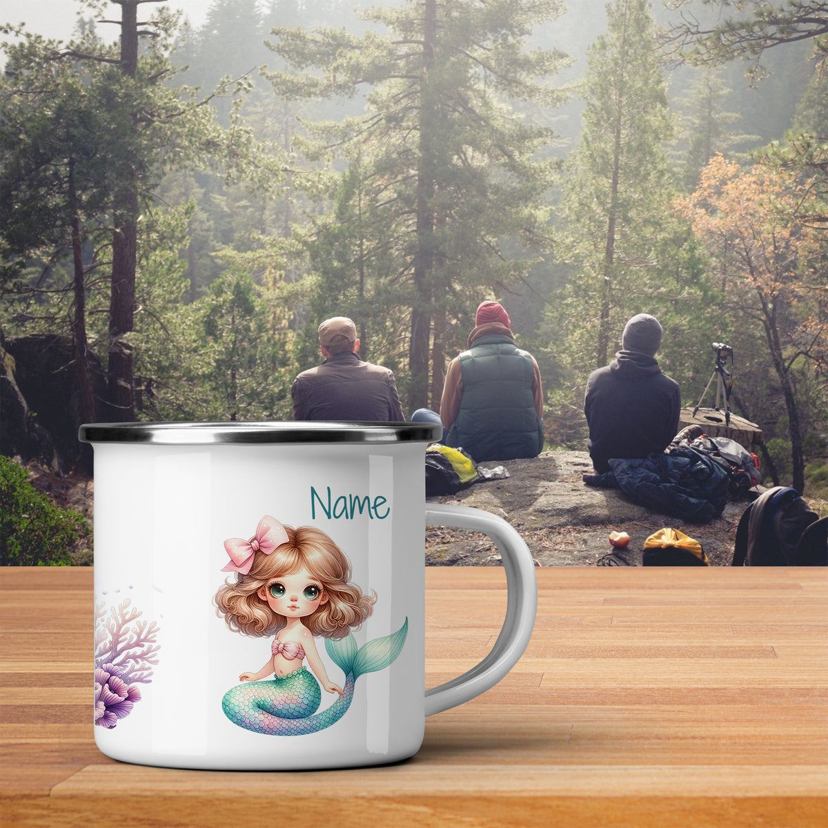 Weißer Emaillebecher mit Meerjungfrau-Design und personalisierbarem Namen.