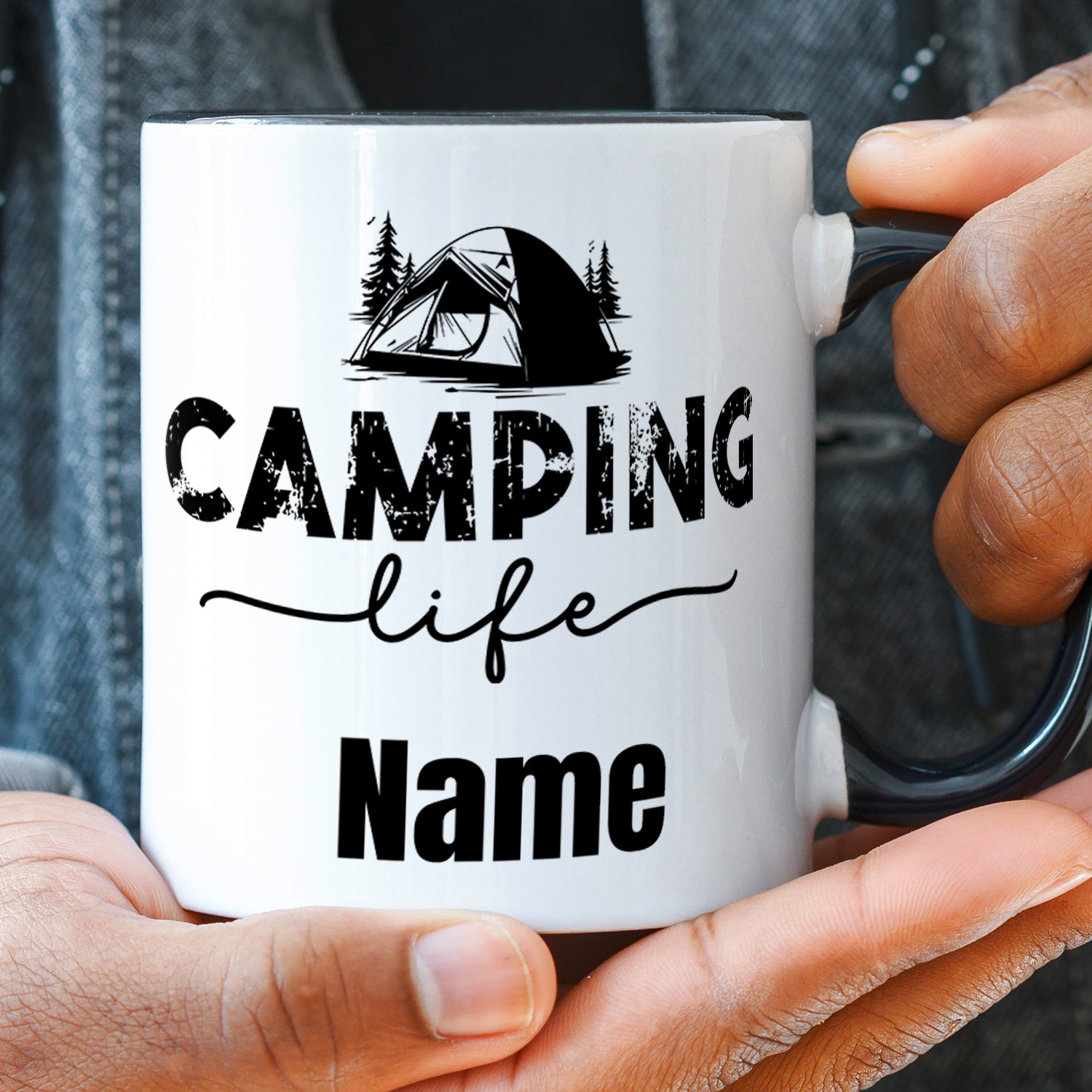 Tasse mit Camping-Motiv, schwarz-weißer Druck, personalisierbar.