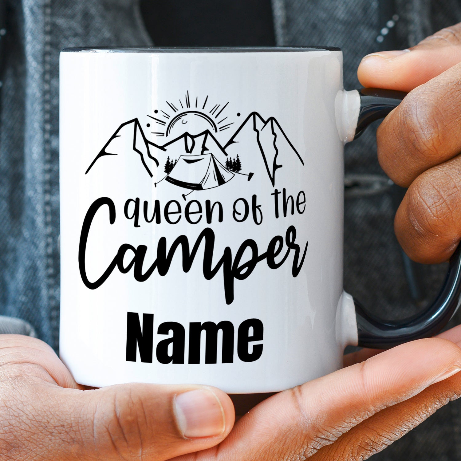 Tasse in Weiß mit schwarzem Aufdruck „Queen of the Camper“.