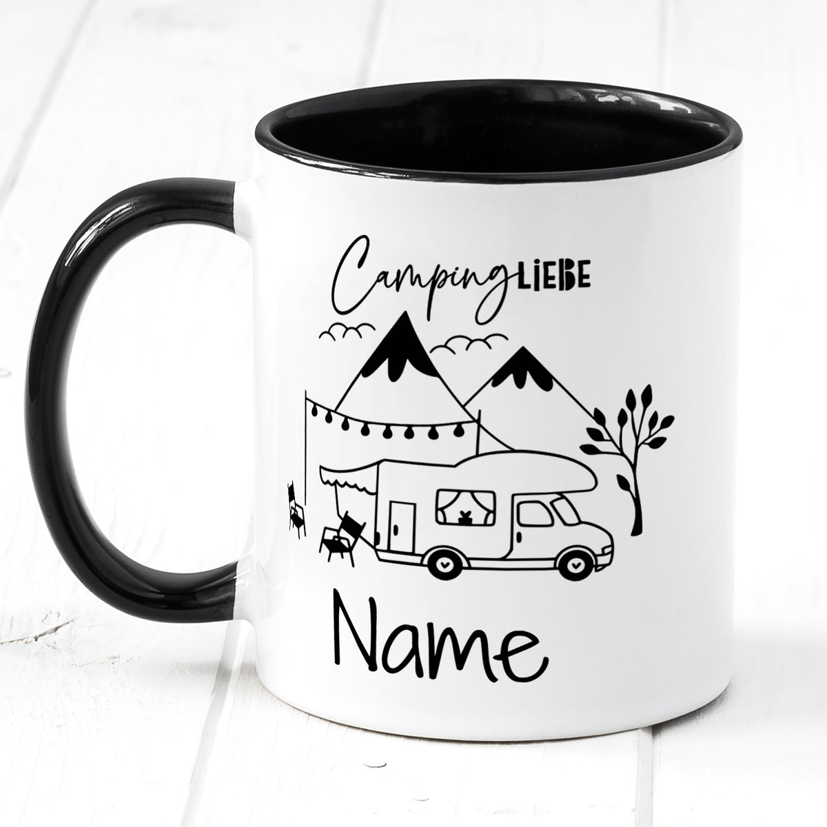 Tasse mit Camping-Motiv, schwarz-weißer Farbgestaltung, personalisierbar.