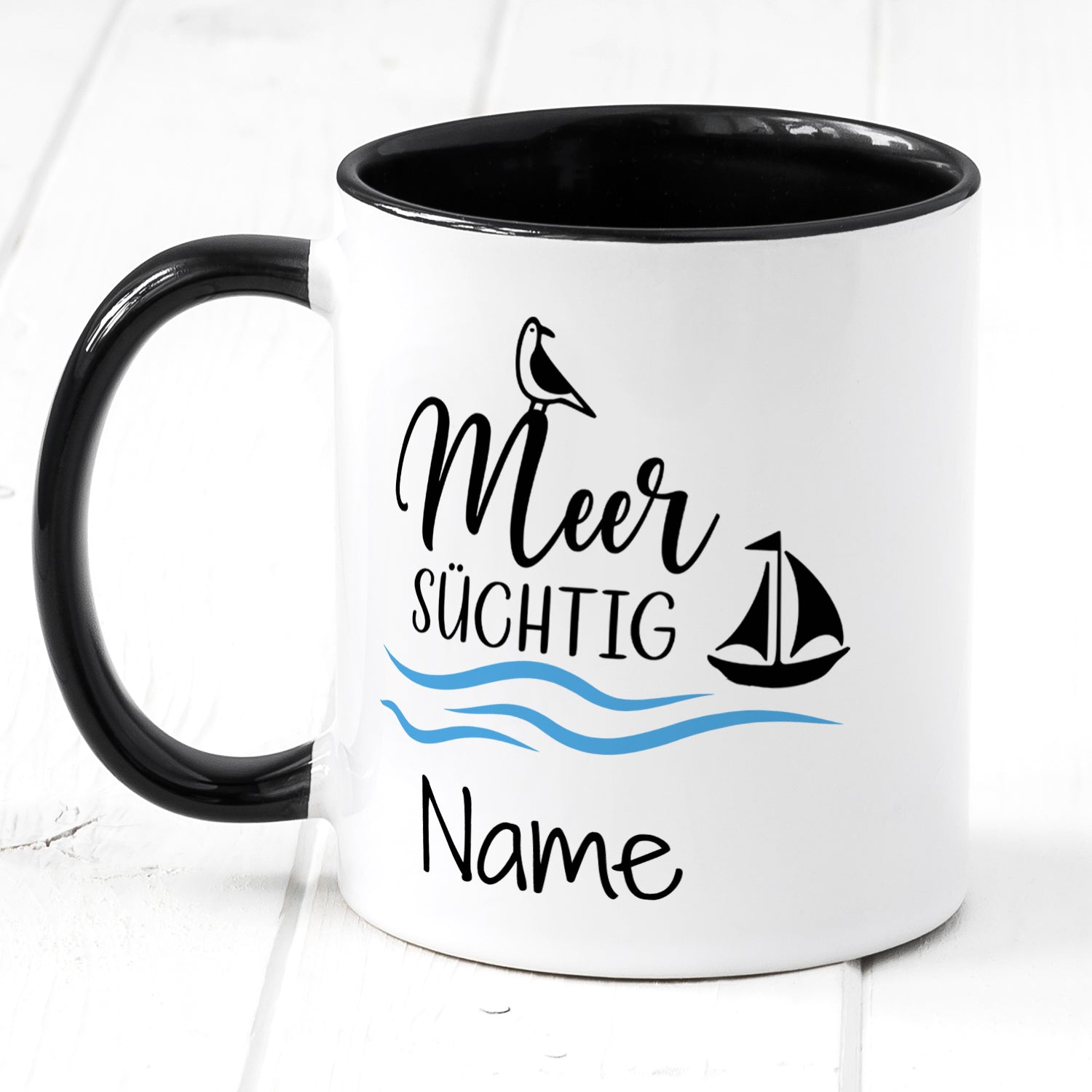 Weißer Becher mit schwarzem Henkel, Meer süchtig, Segelboot.
