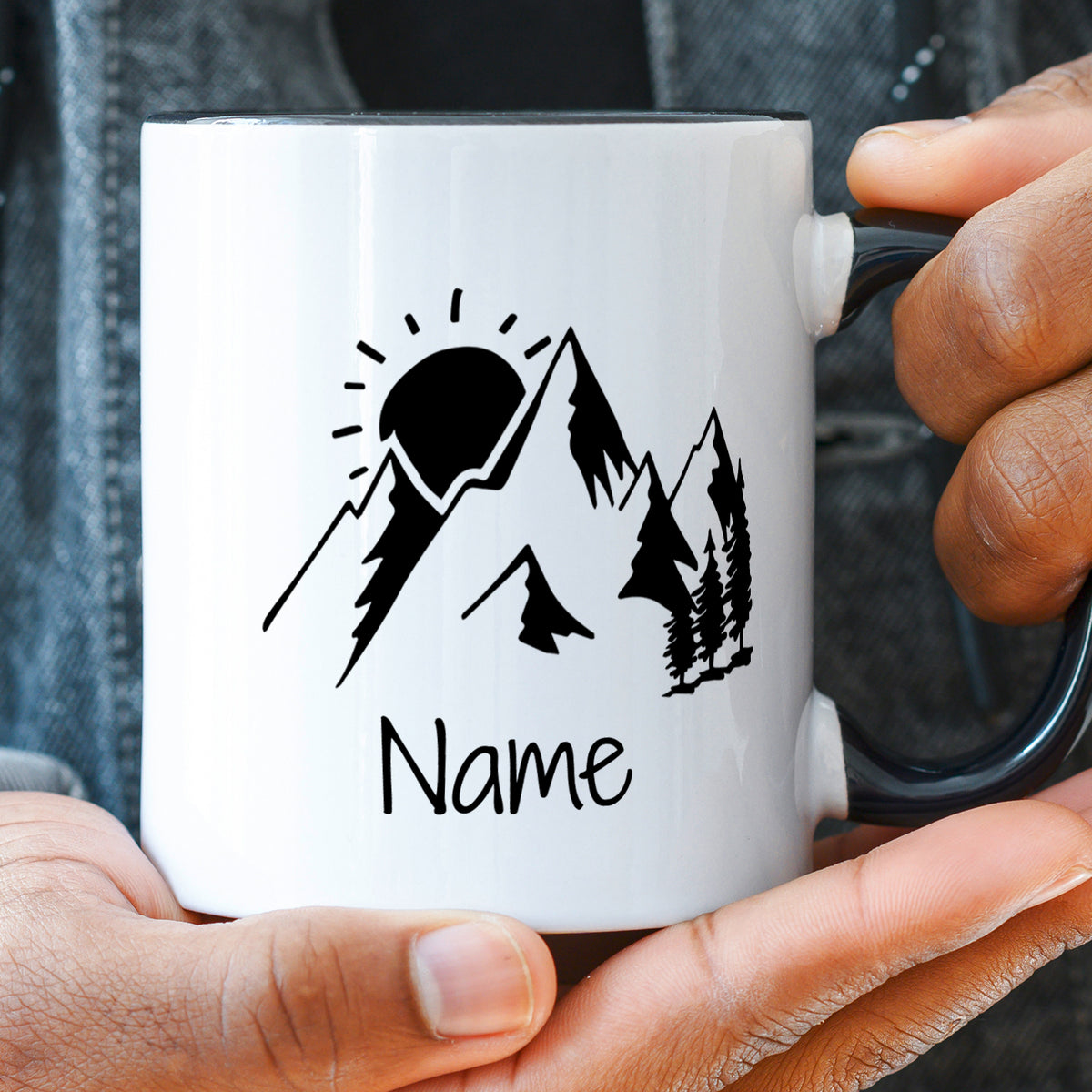 Weißer Kaffeebecher mit Bergmotiv und personalisierbarem Namen.