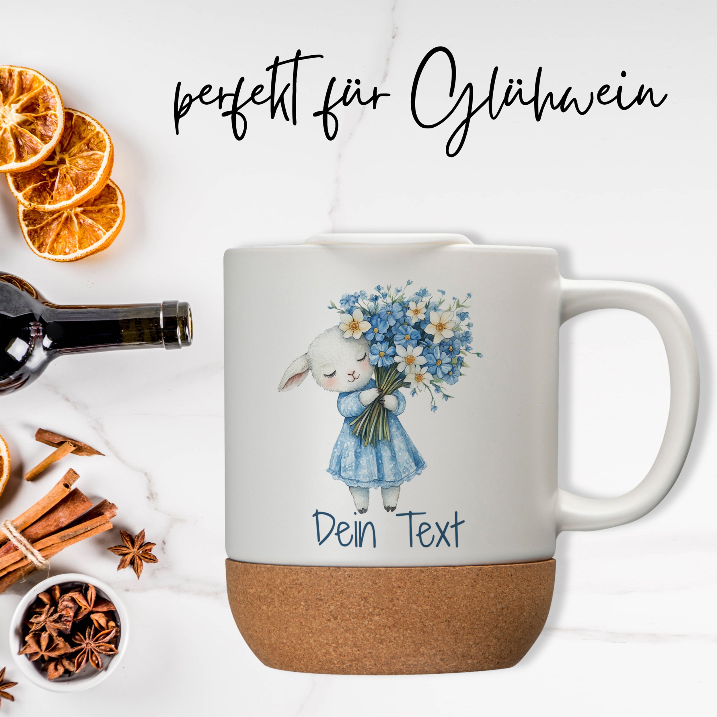 Tasse mit Korkboden, blauer Hasenillustration und personalisierbarem Text.