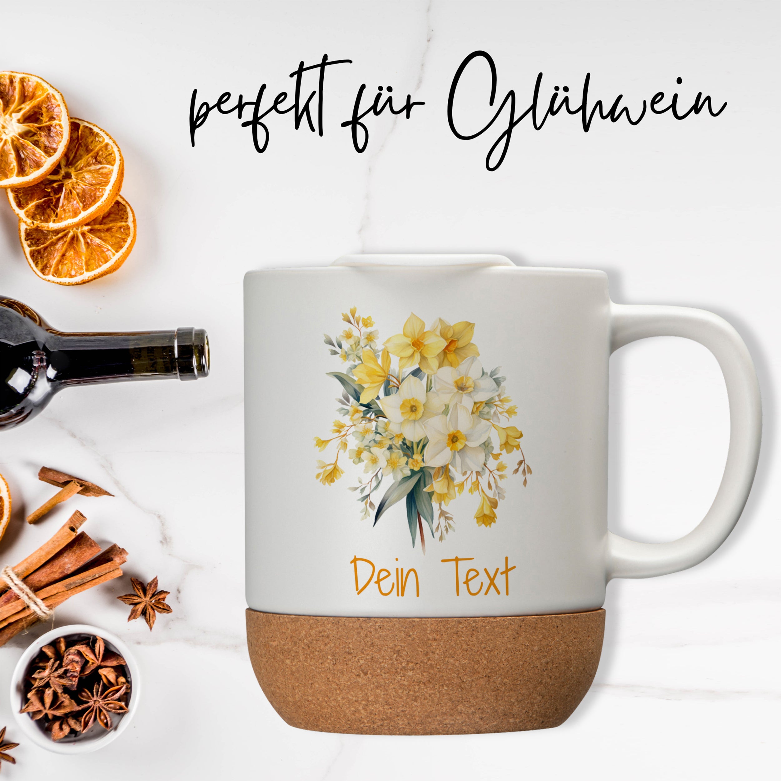 Weiße Tasse mit floralen Motiven und Korkboden.