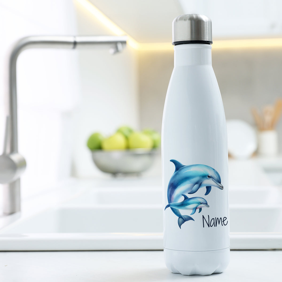 Weiße Edelstahl-Trinkflasche mit Delfin-Motiv und personalisiertem Namen.