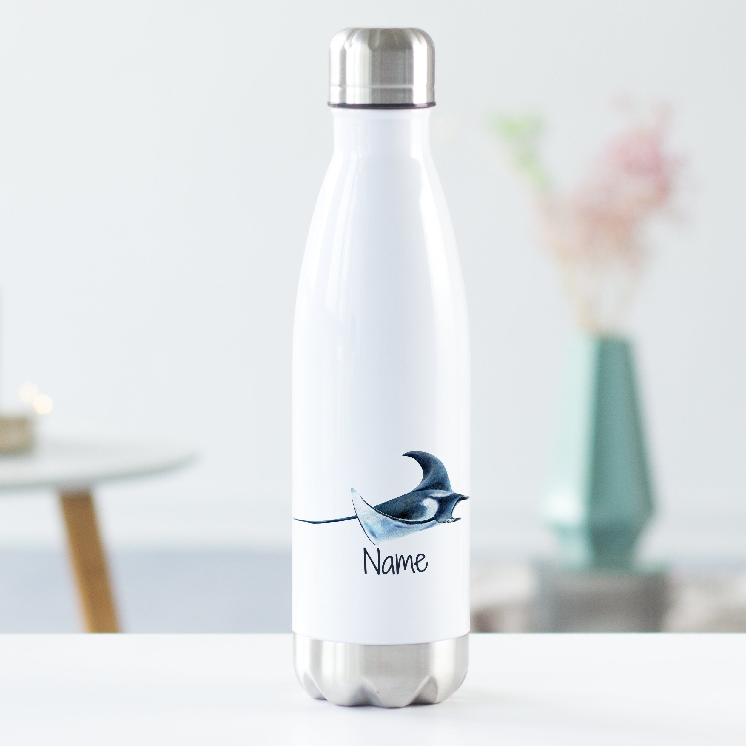 Weiße Edelstahl-Trinkflasche mit Fisch-Design und personalisierbarem Namen.