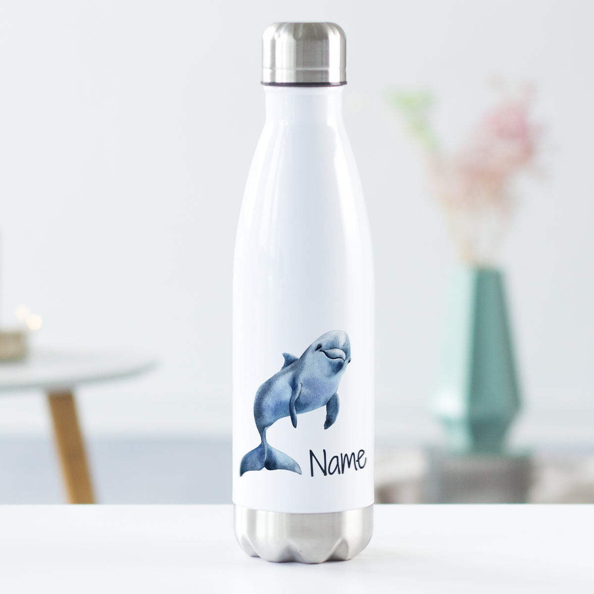 Weiße Edelstahl-Trinkflasche mit Delfin-Motiv und Name.