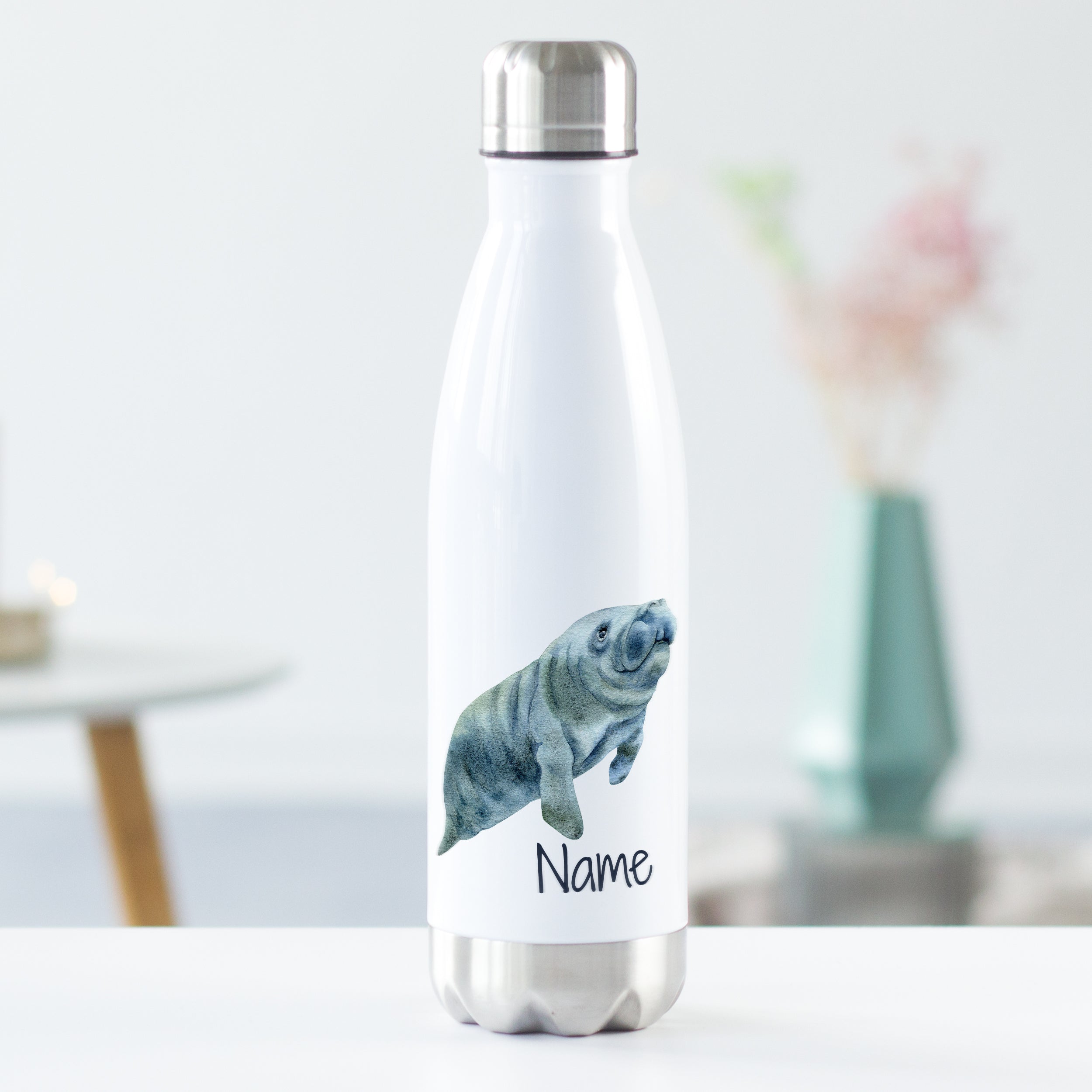 Weiße Edelstahl-Trinkflasche mit Manatee-Illustration und Namen.