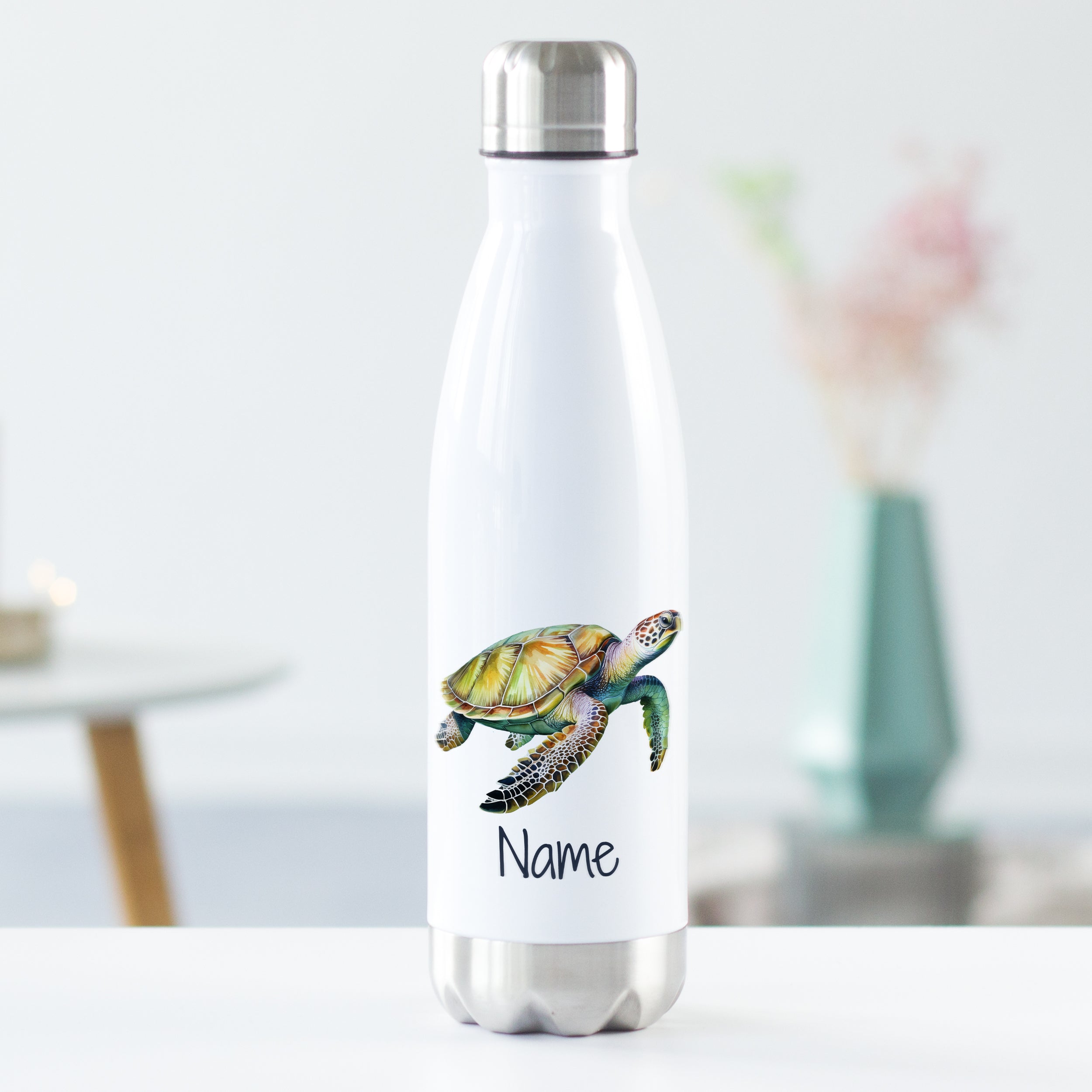 Weiße Edelstahl-Trinkflasche mit Schildkröte und personalisierbarem Namen.