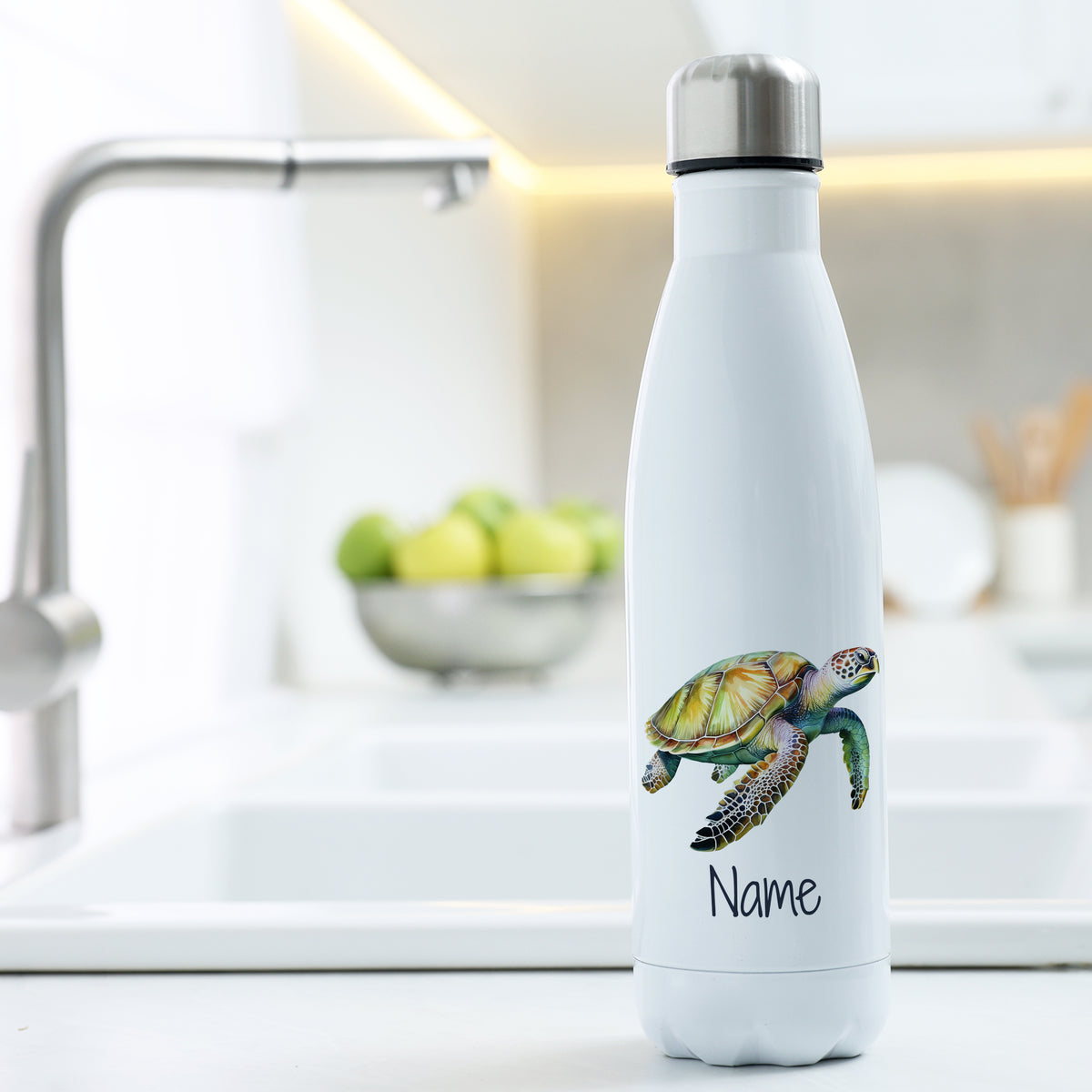Weiße Edelstahl-Trinkflasche mit Schildkrötenmotiv und personalisiertem Namen.